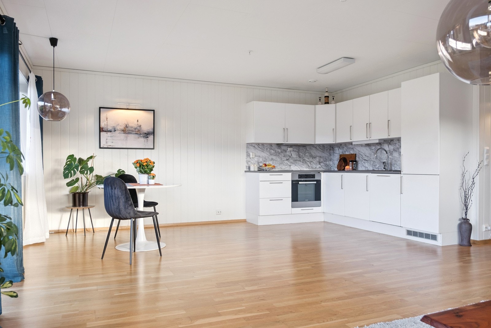 Stuen er malt i lyse og delikate farger. Vannbåren oppvamring på stue/kjøkken. Galleribilde