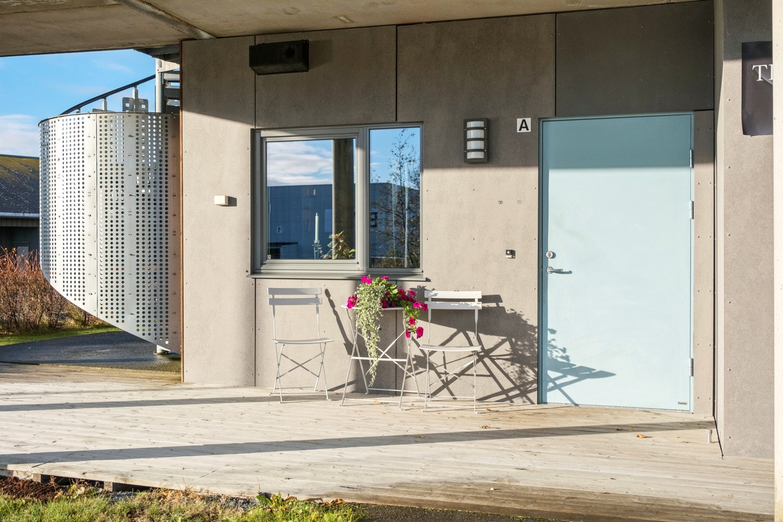 Hyggelig inngangsparti. Her har du takoverbygd uteplass med morgen- og formiddagssol. Galleribilde