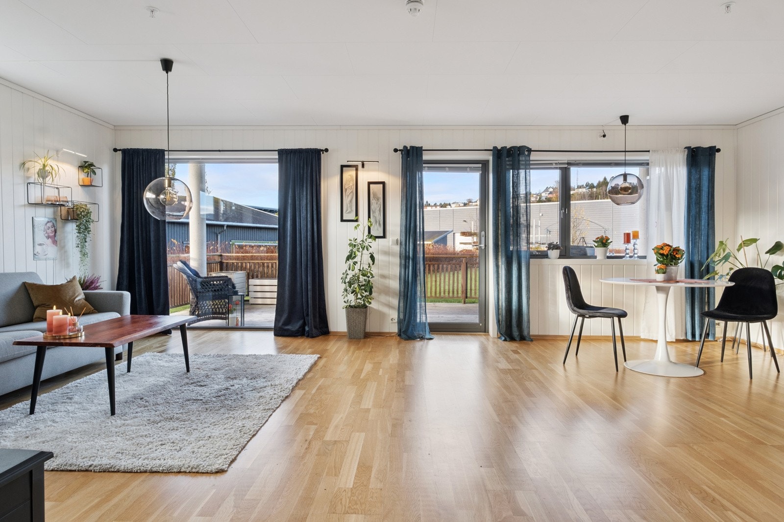 Stuen har store vindusflater som gir godt med naturlig lysinnslipp. Galleribilde