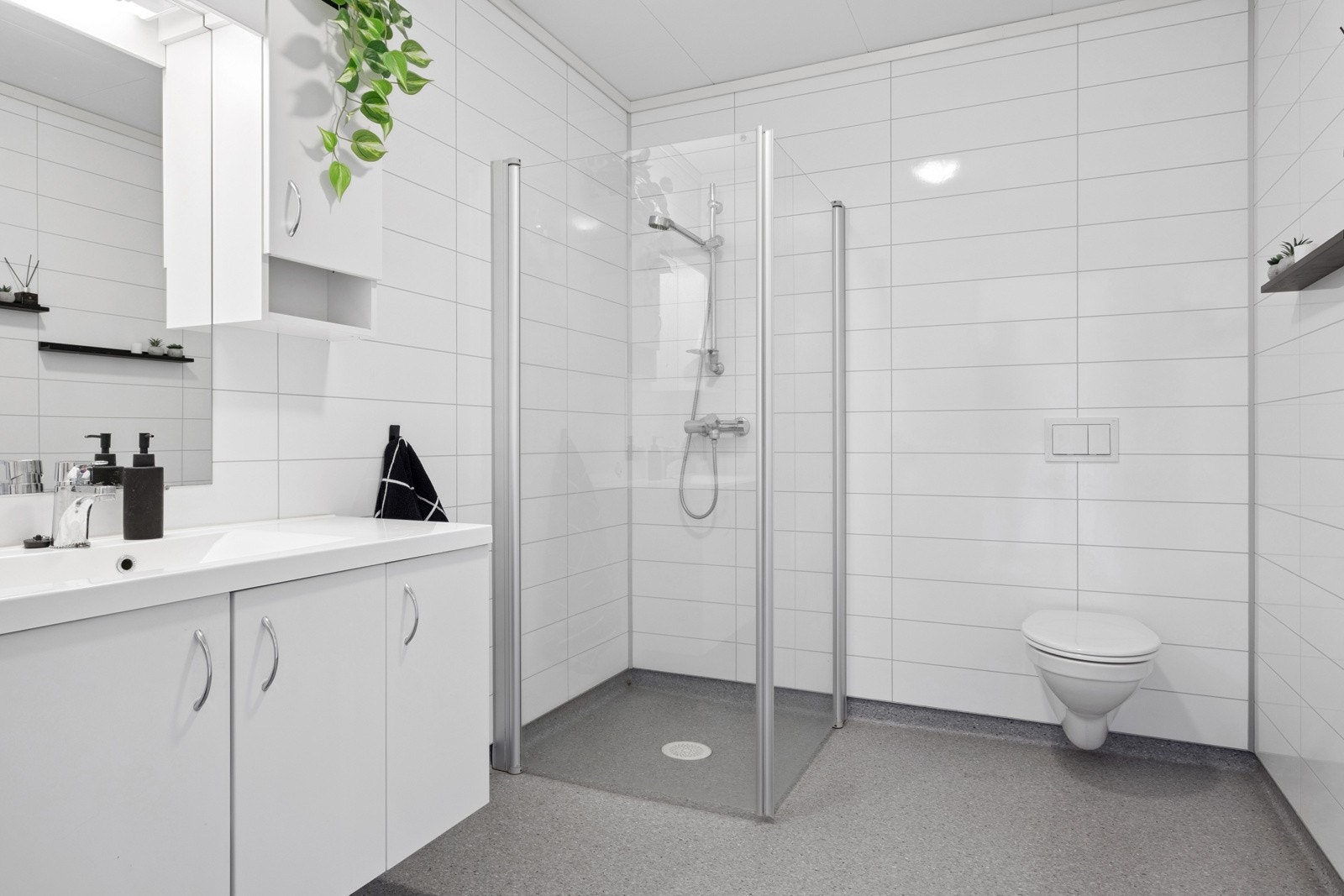 Flislagt bad på 6 m² med varmekabler i gulv. Nåværende eier har plassert vaskemaskin på teknisk rom/bod. Galleribilde