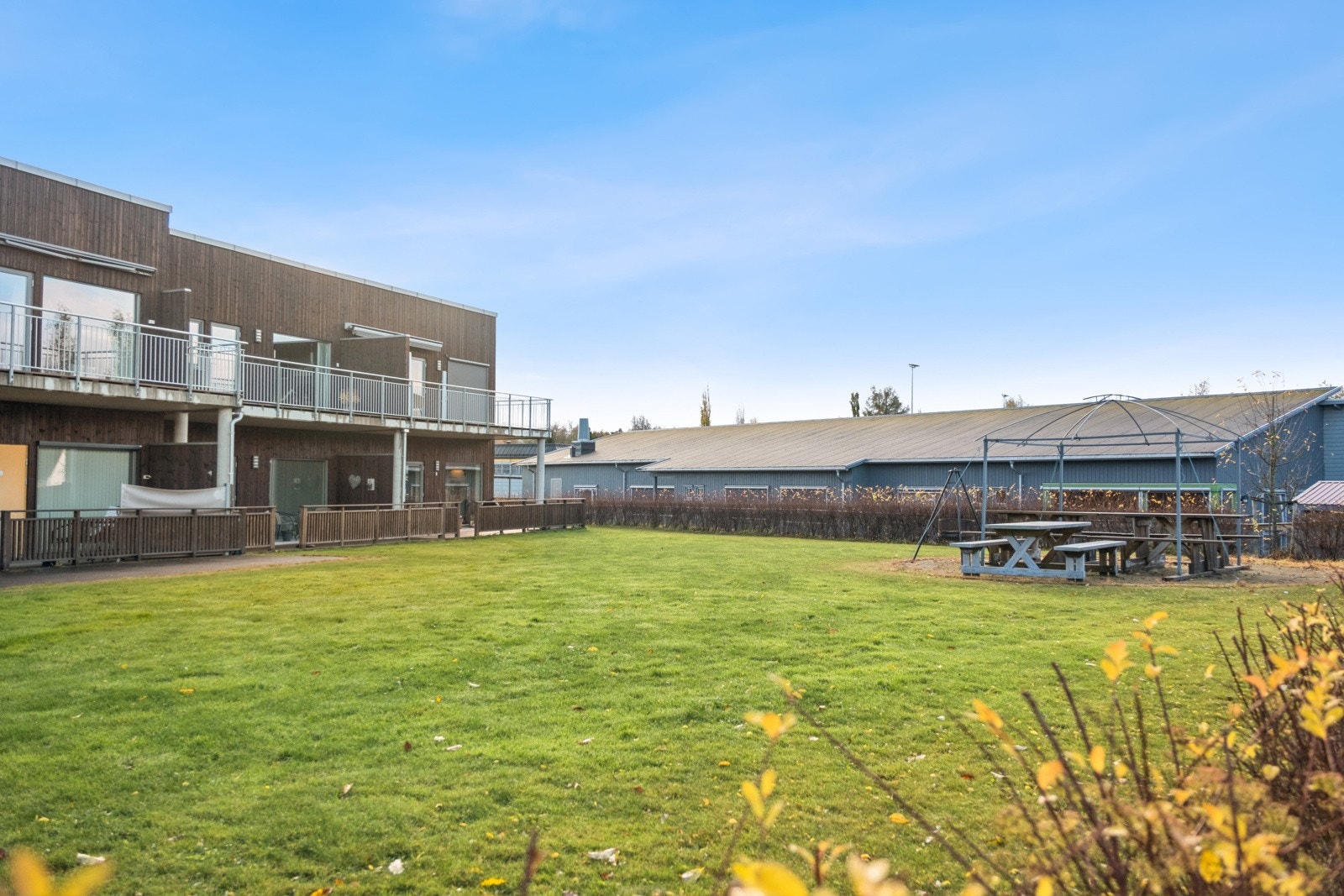 Pent opparbeidet fellesarealer med gressplen. Galleribilde