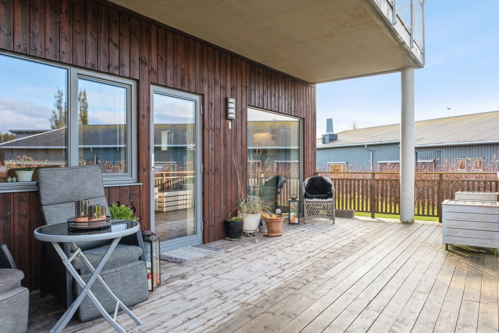 Terrassen ligger vendt mot vest og har sola fra ettermiddag til kveld på sommeren. Galleribilde