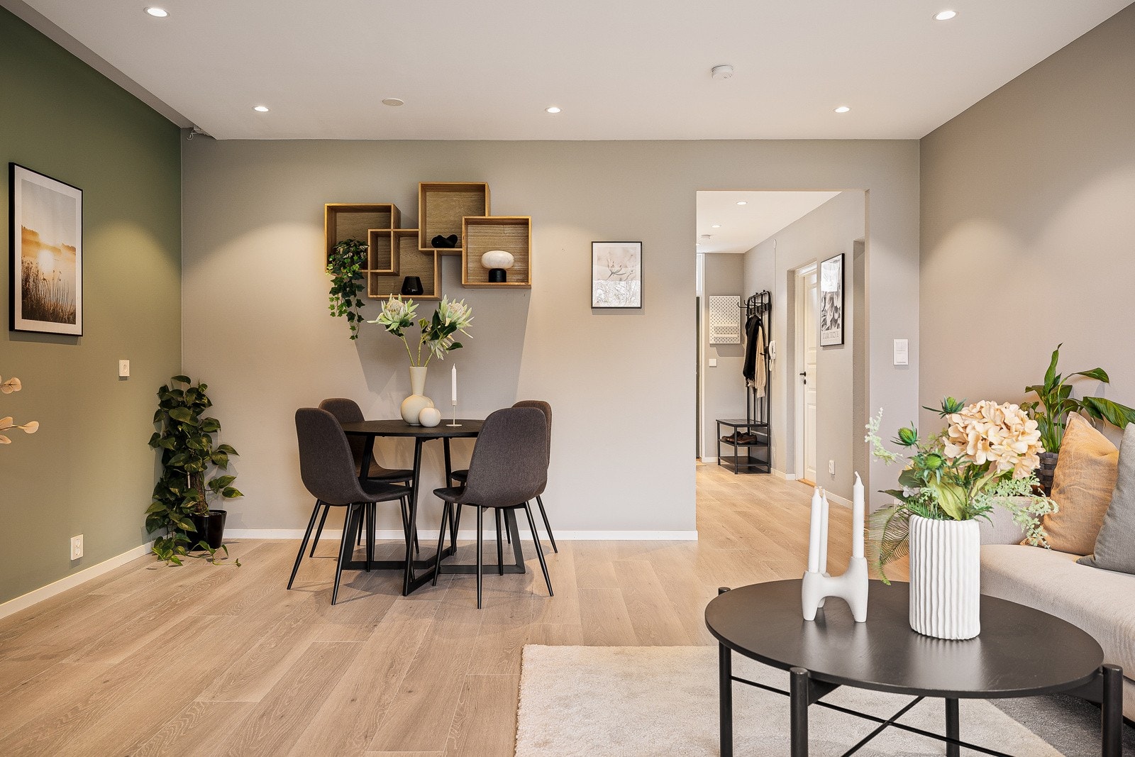 - Overflater består av fliser på bad og laminat i øvrige rom, slette malte vegger og tak med spotlights i alle oppholdsrom - Galleribilde