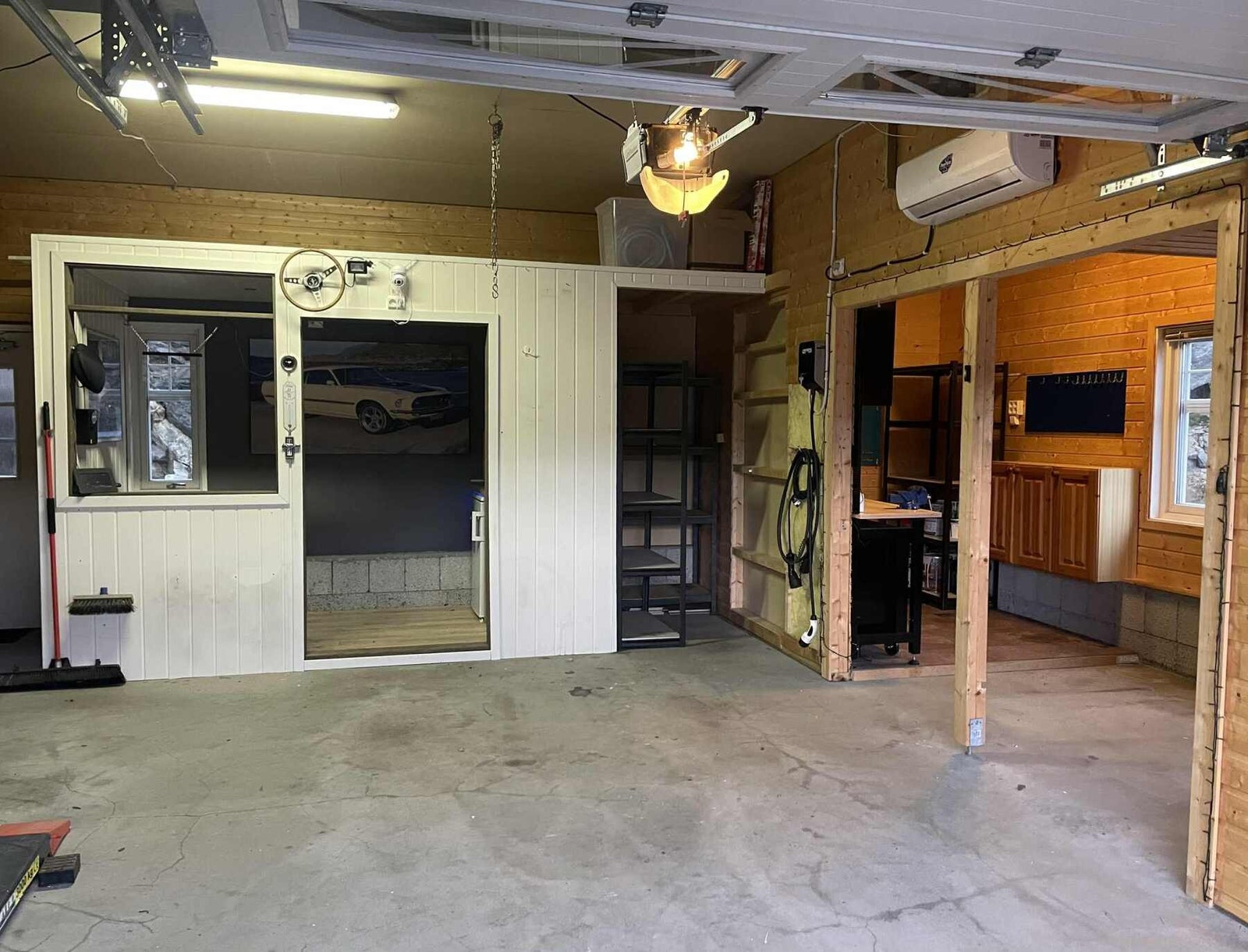 Garasjen er oppvarmet med varmepumpe. I tillegg er det elbil lader. Foto privat Galleribilde