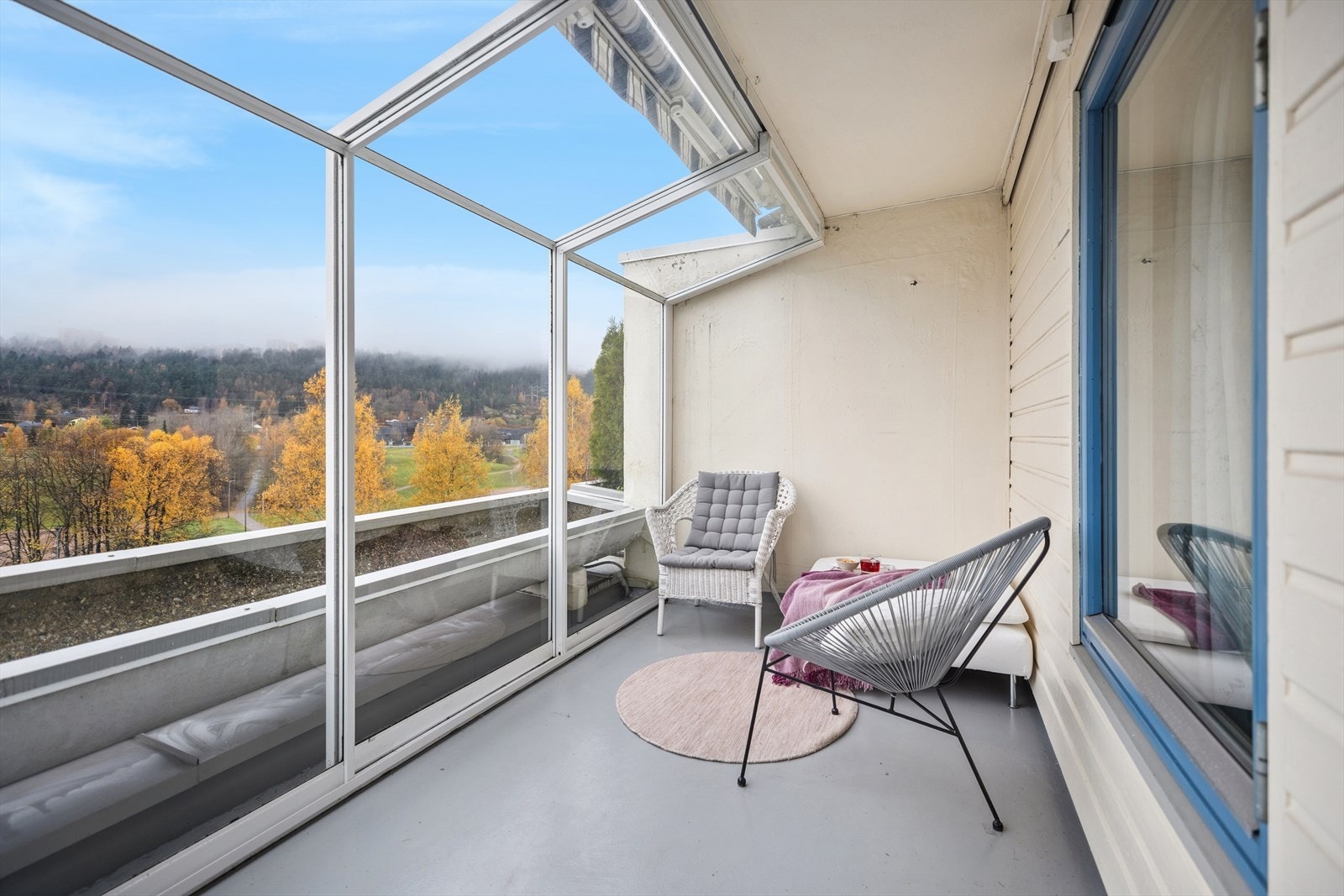 Fra stuen har du utgang til en innglasset balkong på ca. 14 m², som fungerer som et ekstra rom store deler av året - perfekt for avslapning og sene sommerkvelder. Galleribilde