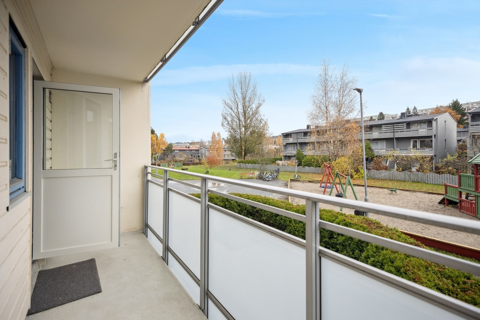 Begge uteplassene vender mot rolige omgivelser og gir gode lys- og solforhold. Galleribilde