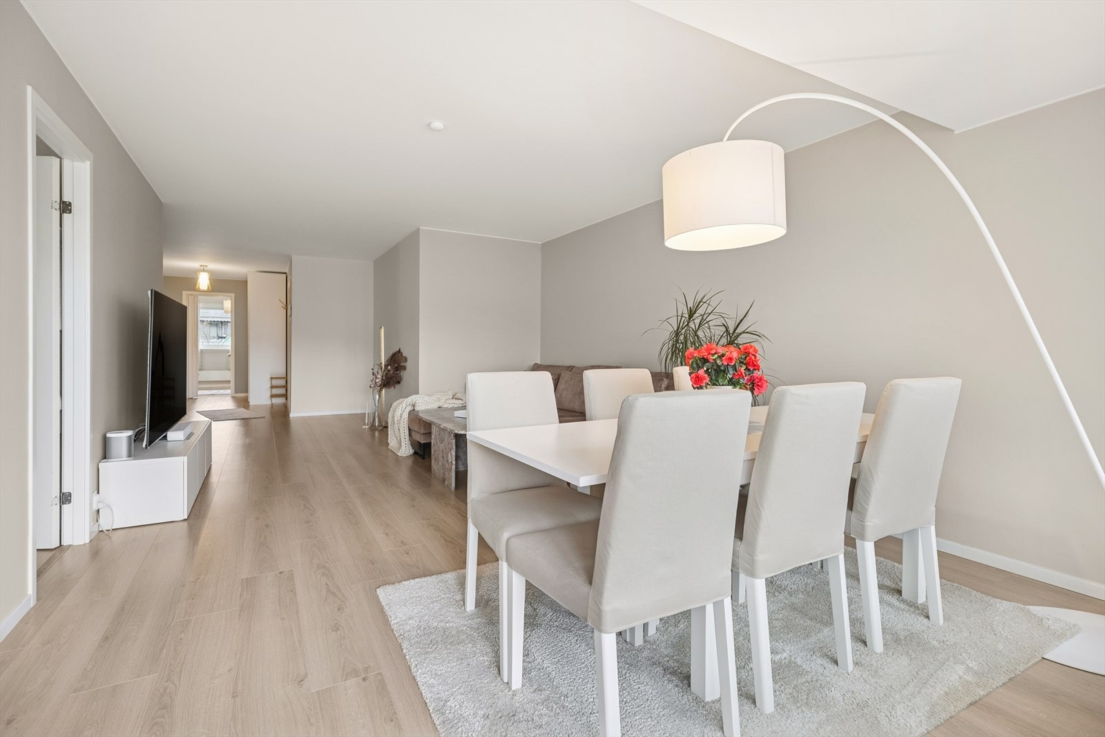 Rommet gir god plass til både sofagruppe og spisestue, og har en behagelig atmosfære som passer like godt til rolige hverdager som til sosiale sammenkomster. Galleribilde