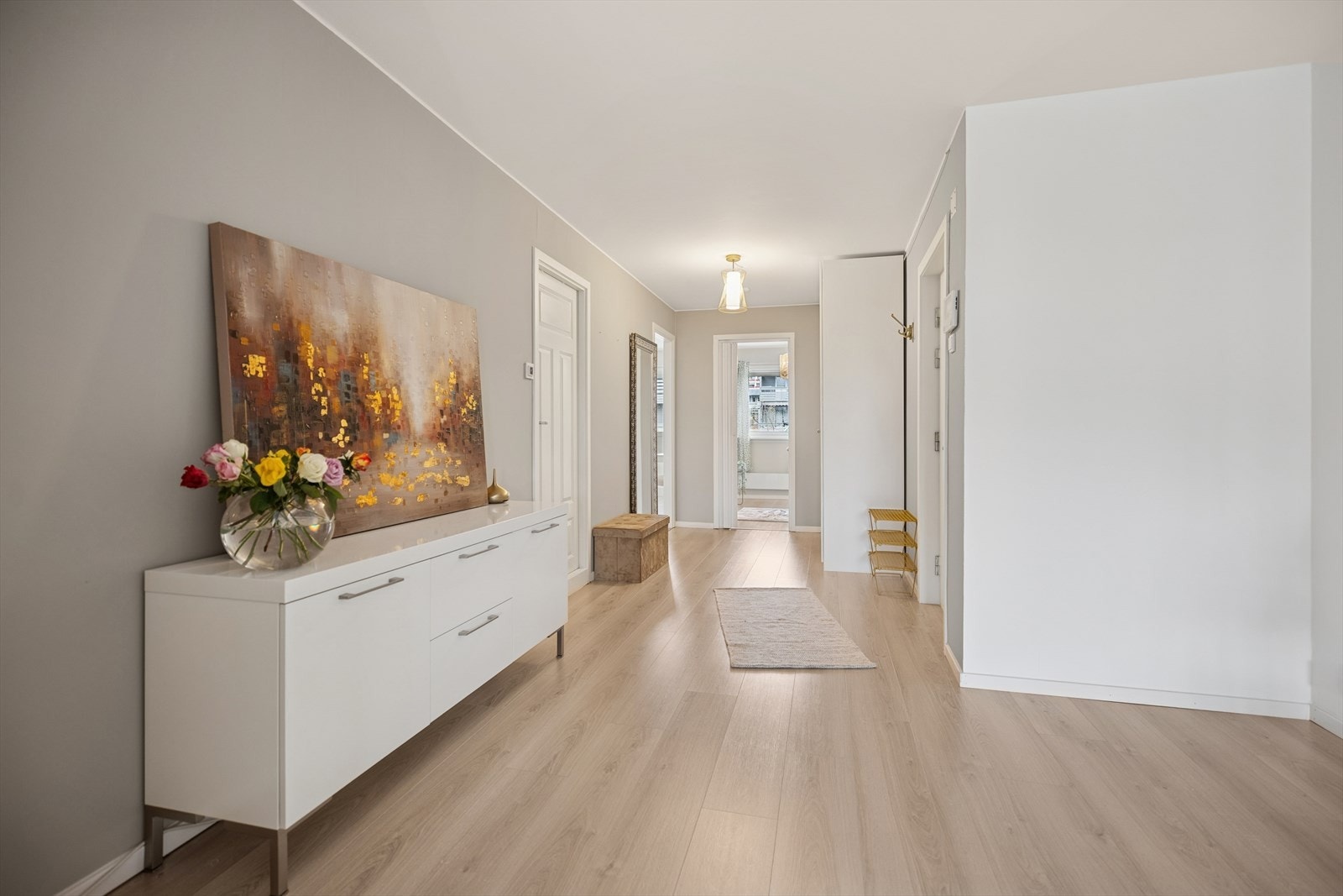 De lyse flatene og det delikate gulvet skaper en lun og innbydende atmosfære som setter tonen for resten av hjemmet. Rommet har praktisk garderobeskap. Galleribilde