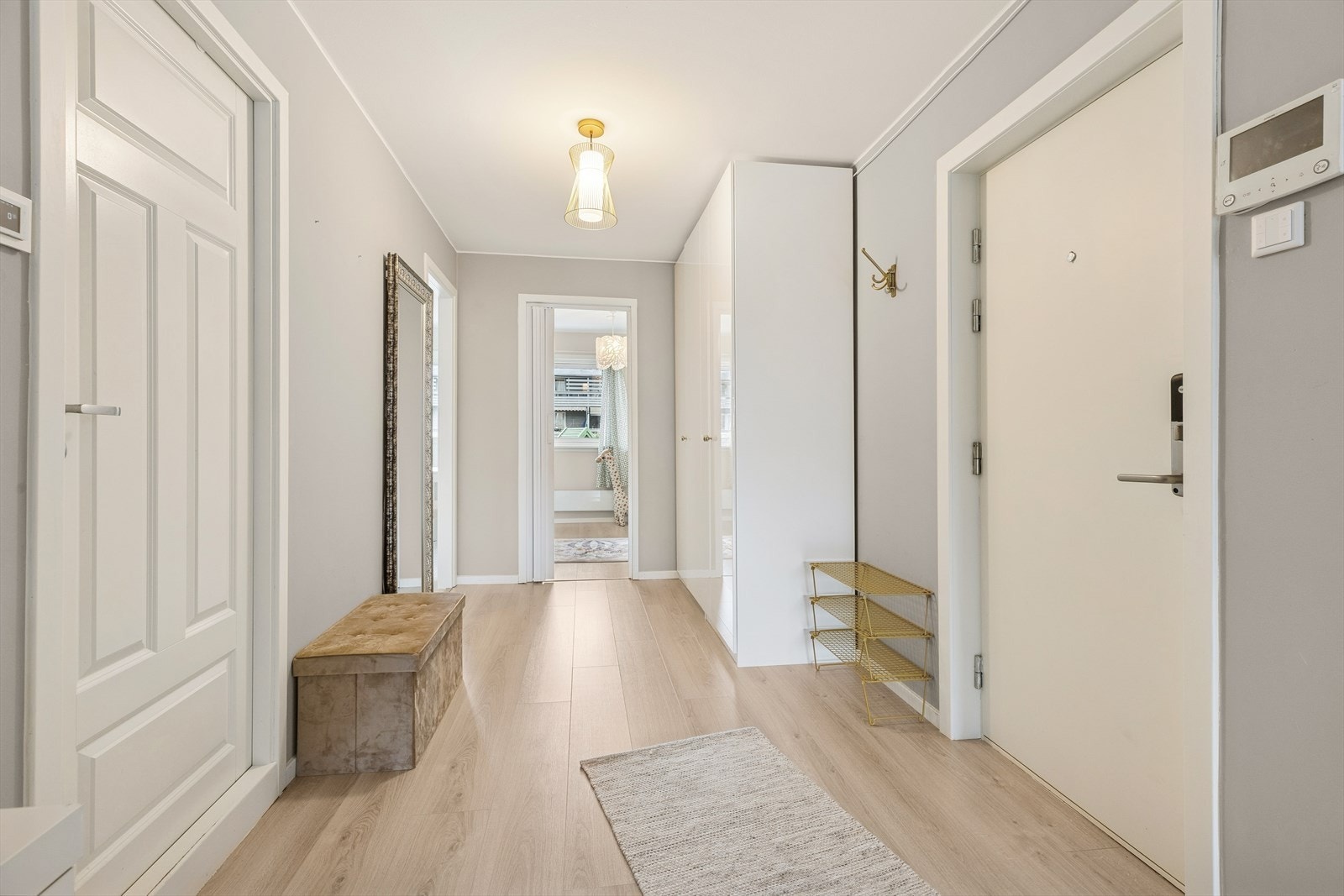 Leiligheten ønsker deg velkommen med en lys og romslig entré som umiddelbart gir en god førsteinntrykk. Galleribilde