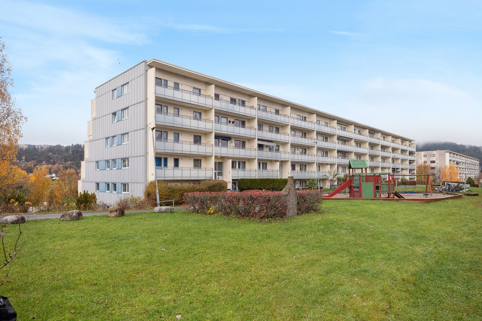 Eiendommen har en attraktiv og sentral beliggenhet med umiddelbar nærhet til barnehage, skoler, t-bane og stovner senter mm. Galleribilde