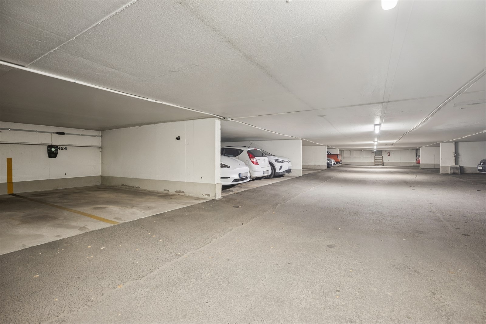 Andelen disponerer en garasjeplass med lader. Borettslaget har tilgjengelig gjesteparkering. Galleribilde