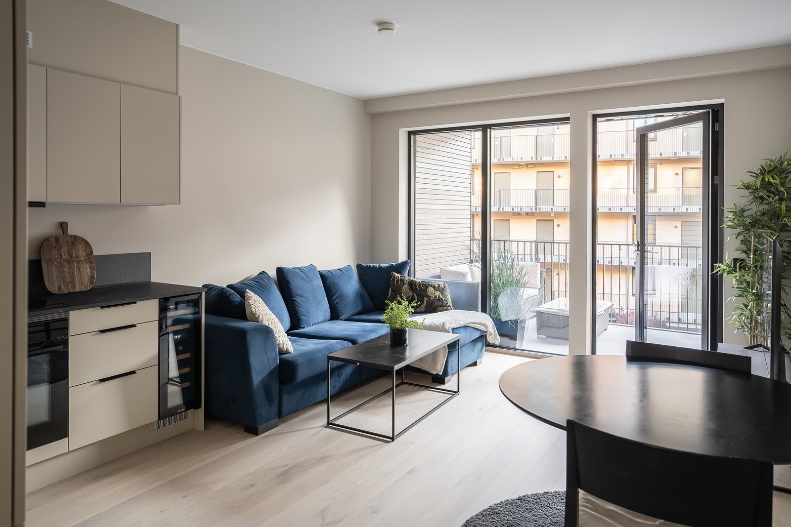 Her får du en gjennomgående pen leilighet med moderne kvaliteter som fjernvarme, balansert ventilasjon og heis. Rause vindusflatene slipper inn rikelig med naturlig lys og skaper en luftig atmosfære. Galleribilde