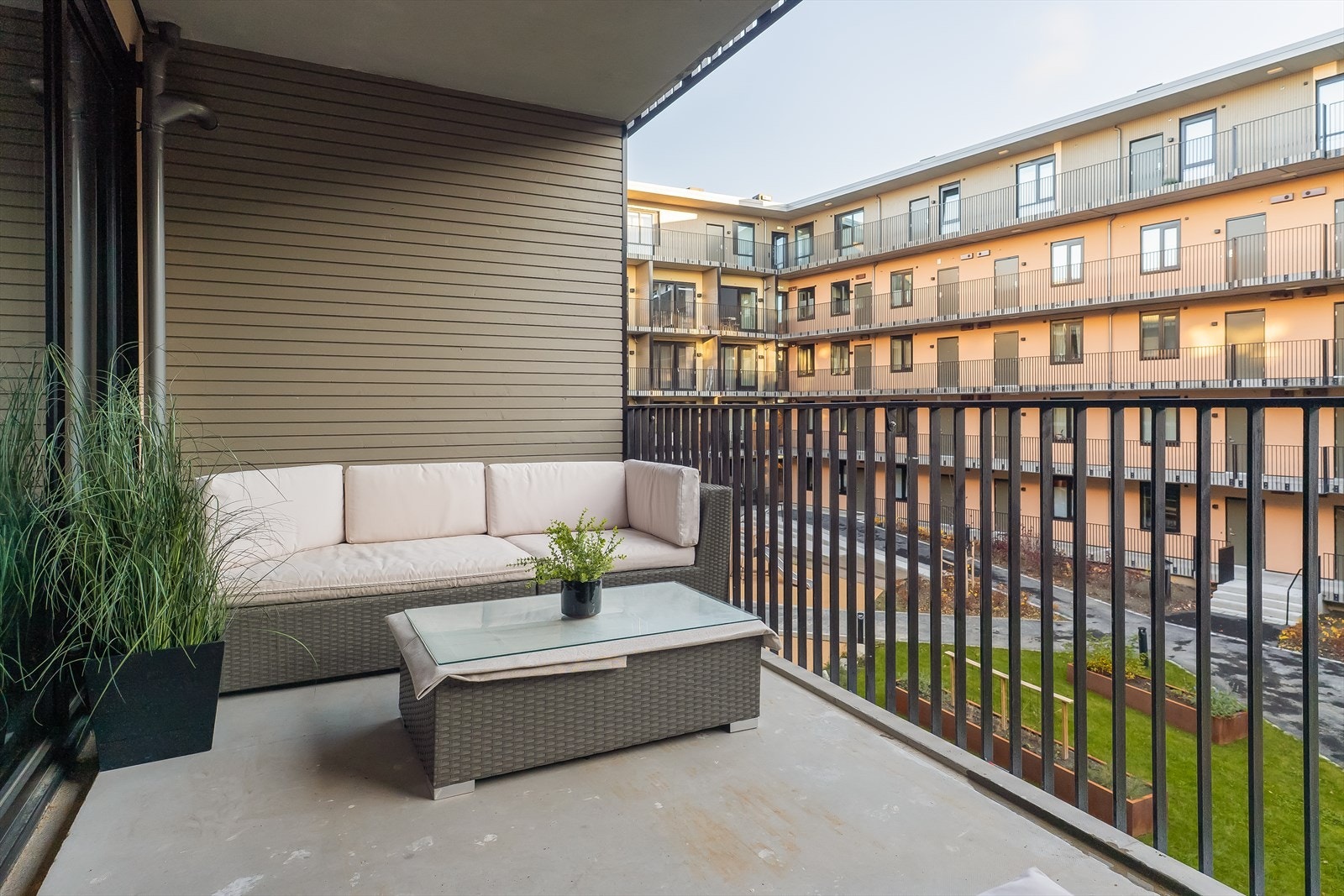 Balkongen har en sørvendt beliggenhet og måler hele 10 m². Galleribilde