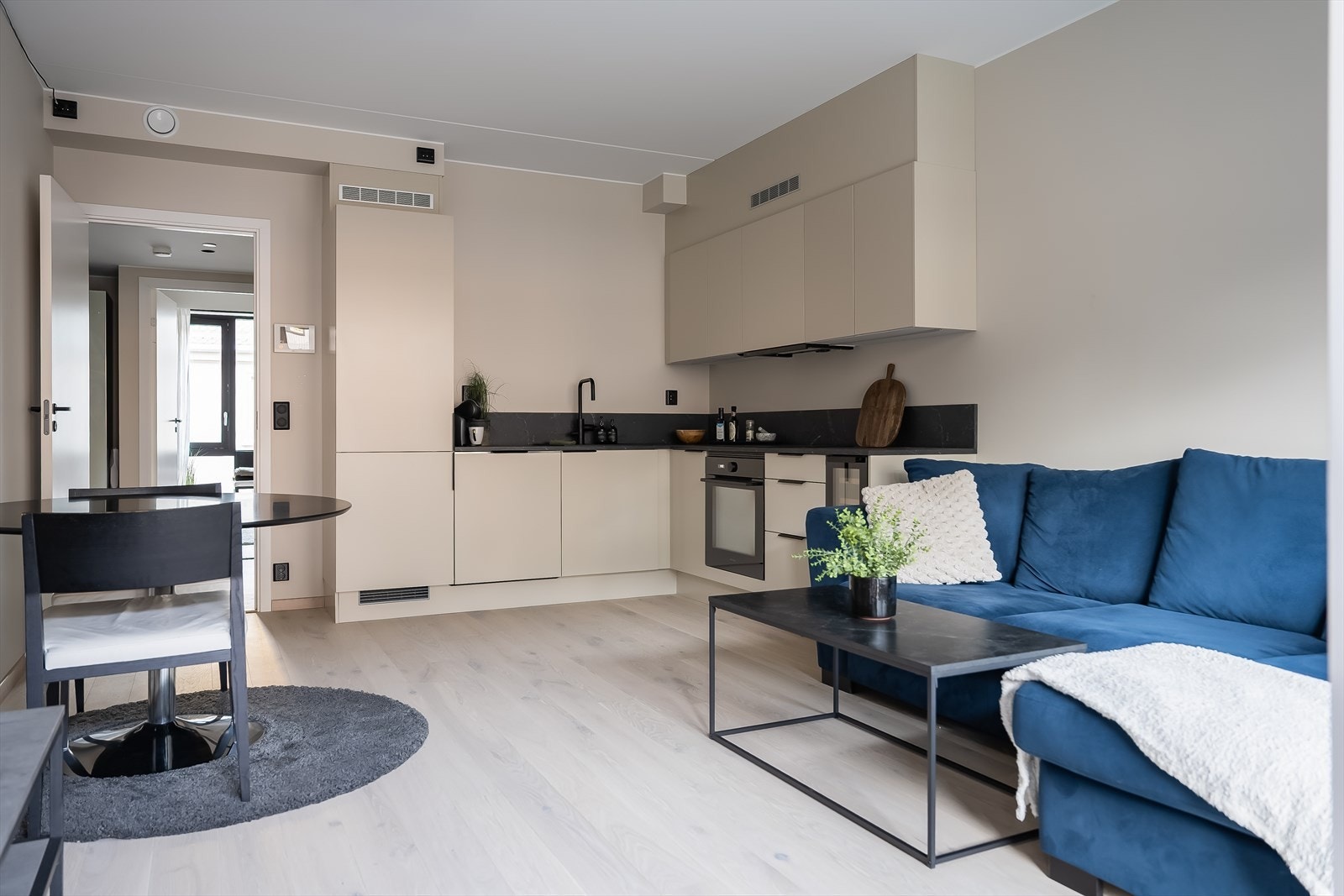 Den åpen stue- og kjøkkenløsning måler 18,9 m² og gir god plass til både sofa- og spisegruppe. Leiligheten har gjennomgående 1-stavs parkett på stue/kjøkken og begge soverom. Galleribilde