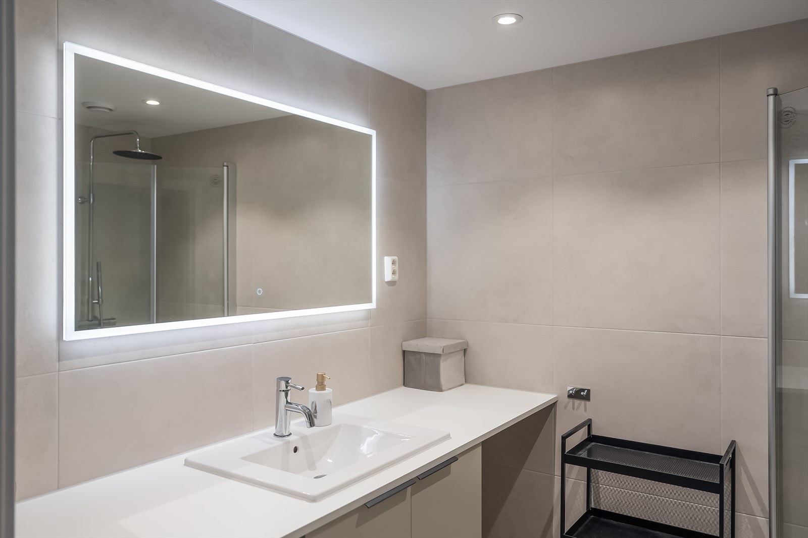 Badet er utstyrt med innfellbare dusjdører, vegghengt toalett, servantskap og opplegg for vaskemaskin. Her er det også behagelig gulvvarme. Galleribilde