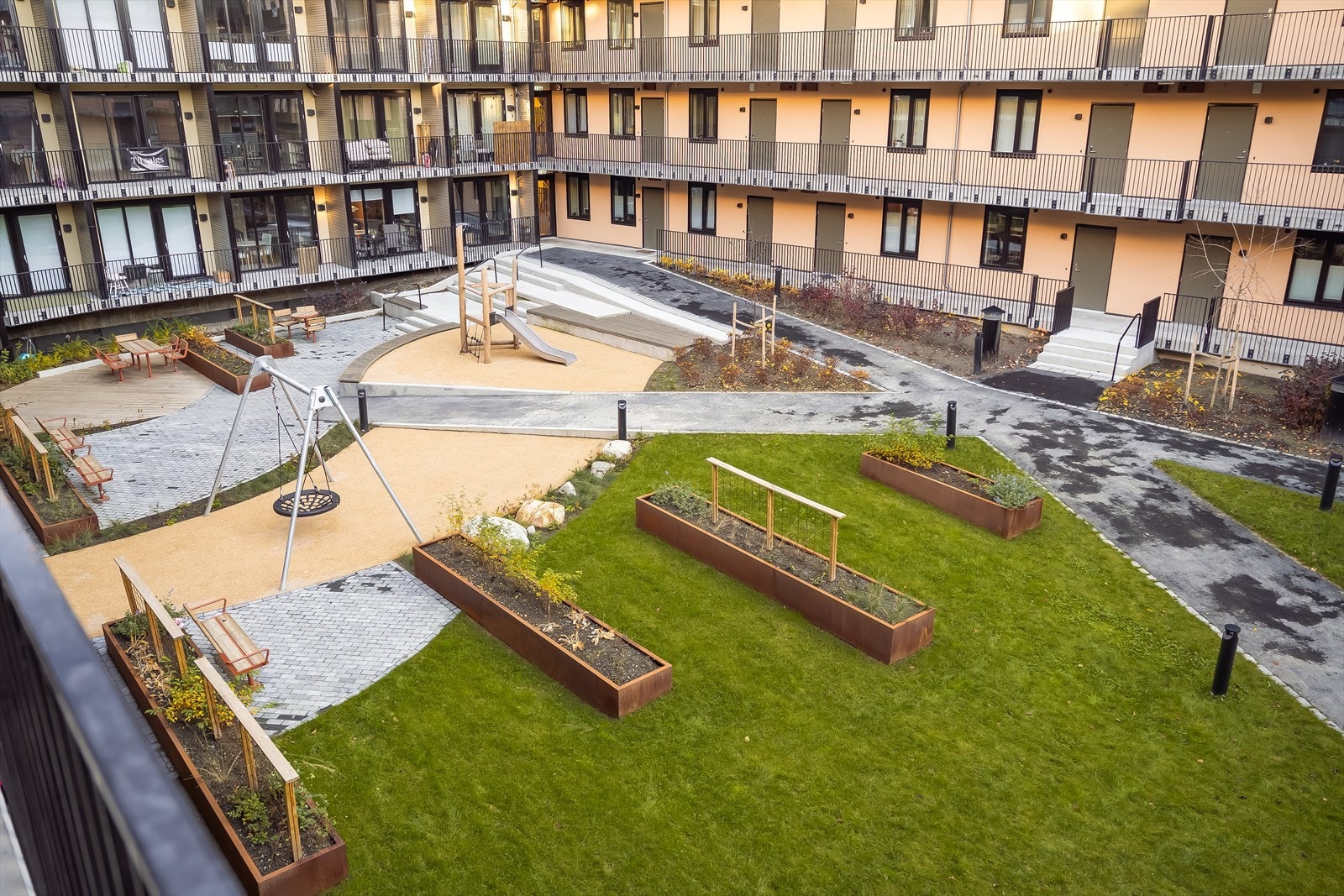 Balkongen vender inn mot rolige og pent opparbeidede fellesarealer. Galleribilde