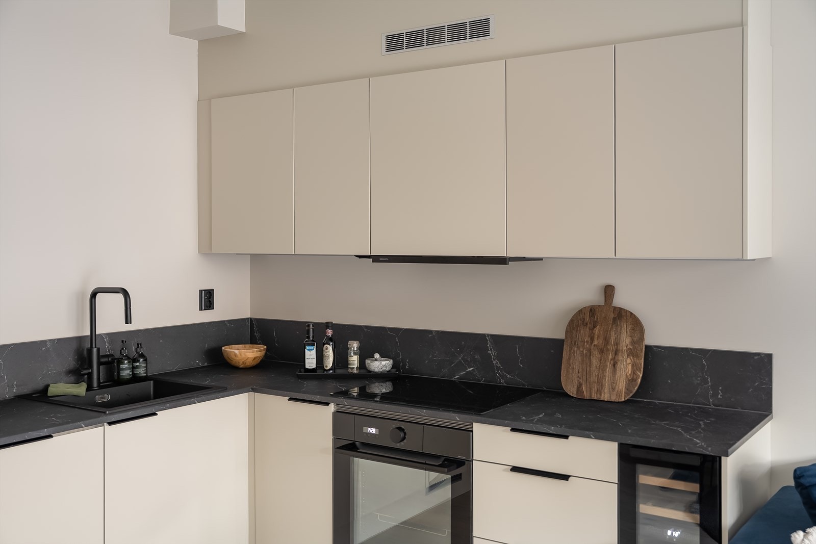 Kjøkkenet er vurdert til tilstandsgrad 0 av takstmann og fremstår gjennomgående pent. Galleribilde