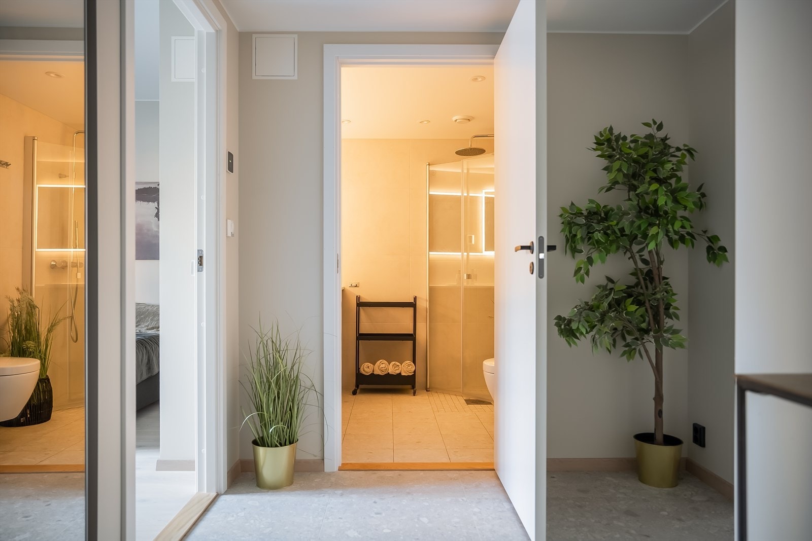 Romslig gang på 7 m² som knytter alle rommene i leiligheten sammen. Galleribilde