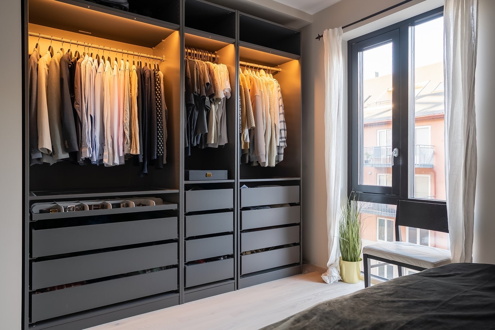 Rommets utforming gir en naturlig plass til garderobeløsning. Garderoben medfølger handelen. Galleribilde