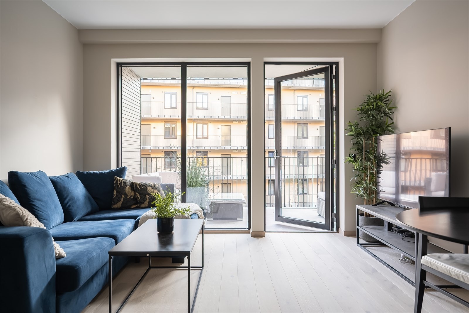 I direkte tilknytning stuen har man en romslig og solrik privat balkong. Galleribilde