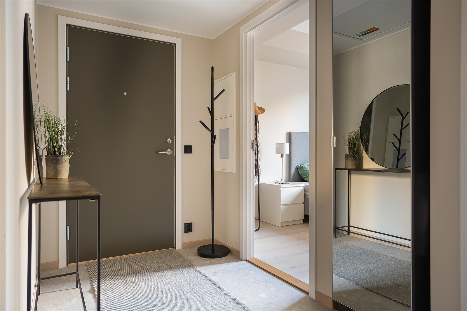 Innbydende entré med god plass til oppbevaring av både sko og yttertøy. Det medfølger også sportsbod i kjeller for ekstra plass til oppbevaring. Galleribilde