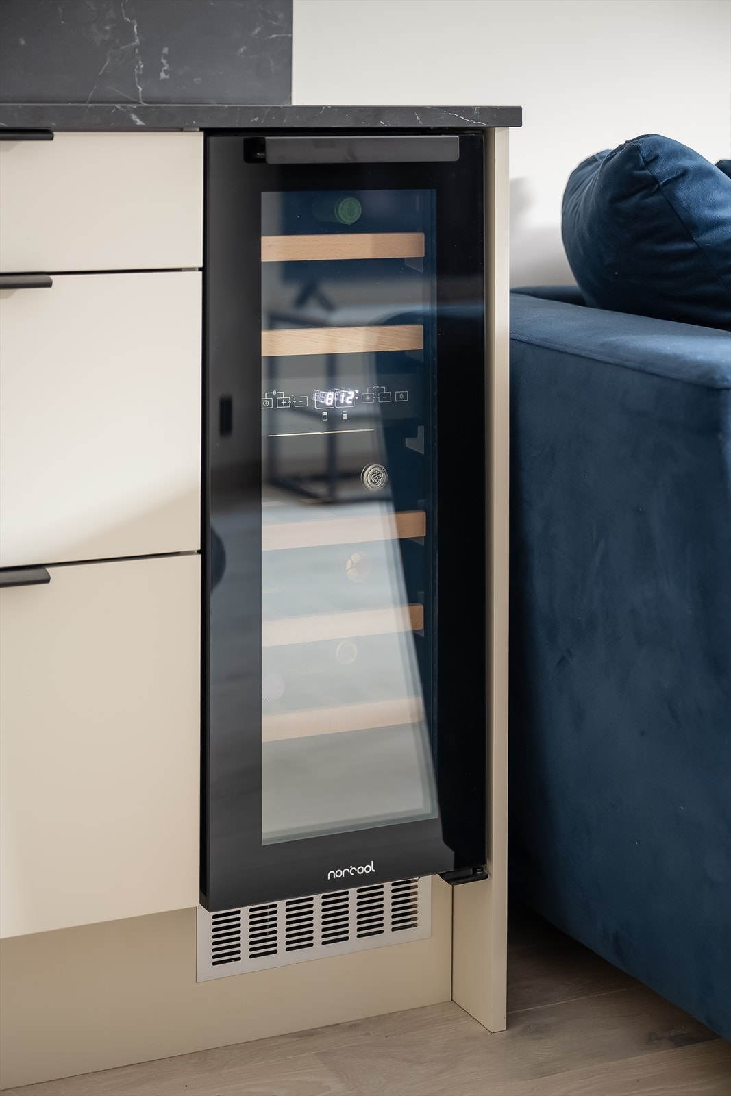 Kjøkkenet byr på et eksklusivt, integrert vinskap, som lar deg styre temperaturen i to forskjellige soner. Galleribilde