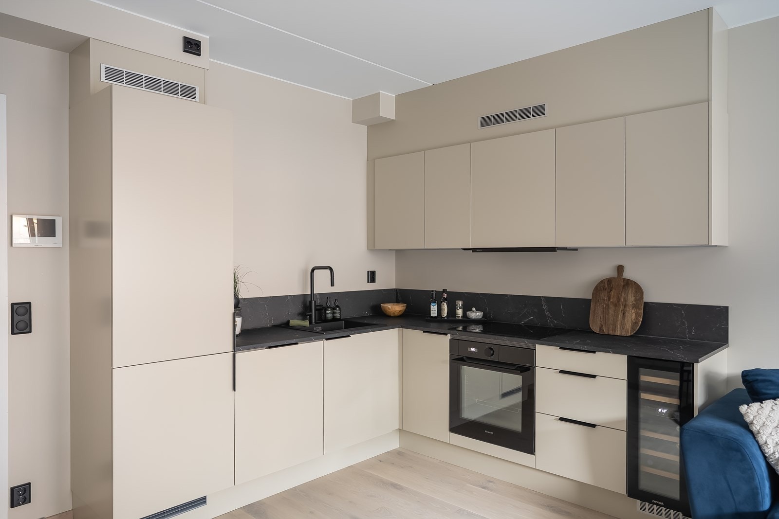 Delikat og stilrent hjørnekjøkken påkostet med en rekke tilvalg. Her får duhelintegrerte hvitevarer fra Siemens, vinskap, ventilator fra Røroshetta og kjøkkeninnredning fra kvalitetsleverandøren Sigdal. Galleribilde