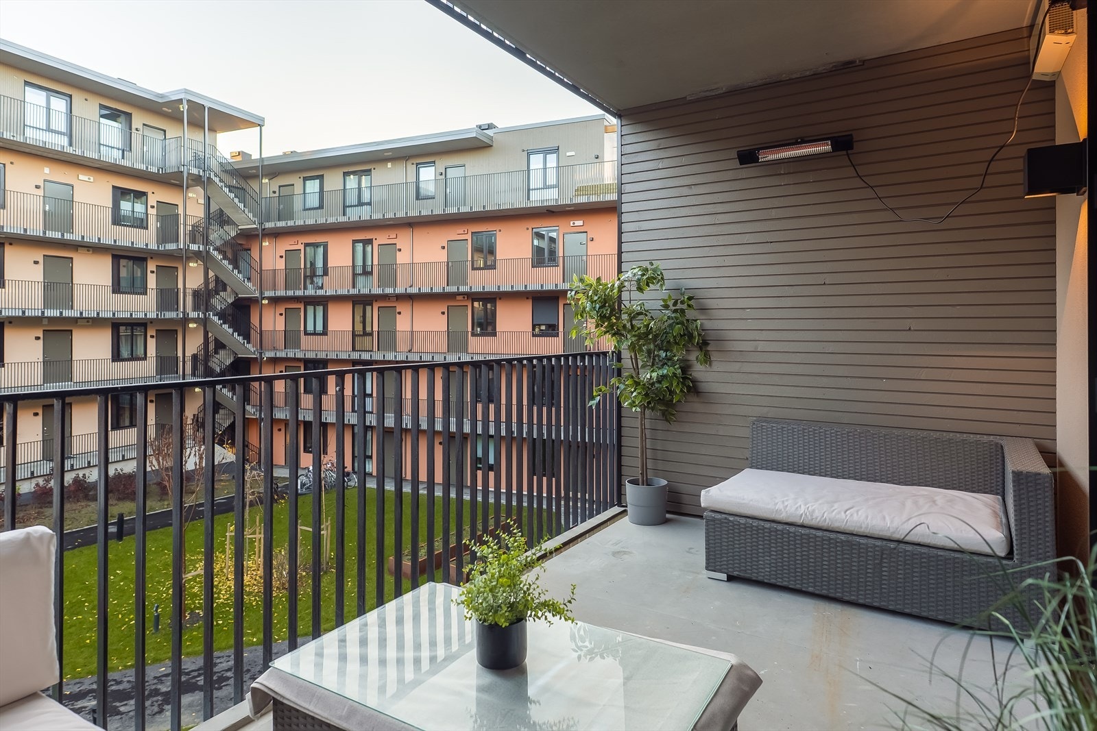 Den romslige balkongen gir god plass til ønsket utemøblement, for eksempel en sittegruppe og en grill. Det er gjort tilvalg på balkongen som gir både varmelampe, belysning og en ekstra stikkontakt. Galleribilde