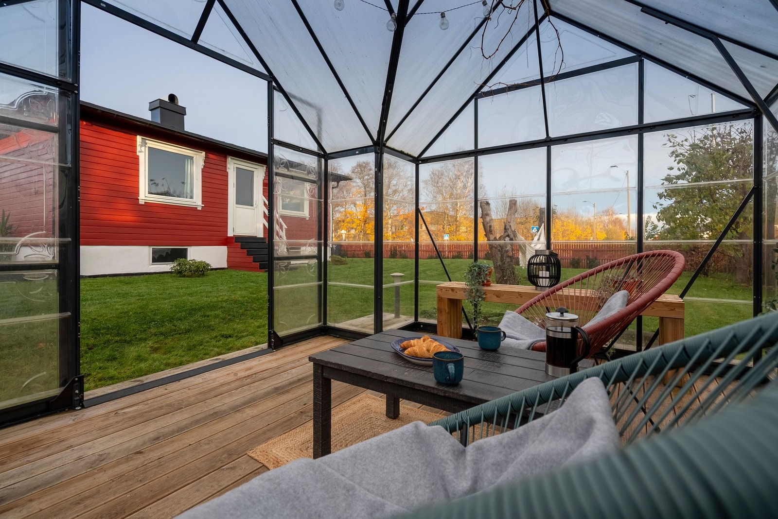 Koselig utestue i hagen - her kan du nyte sommerkvelden selv om det er litt yt i luften Galleribilde