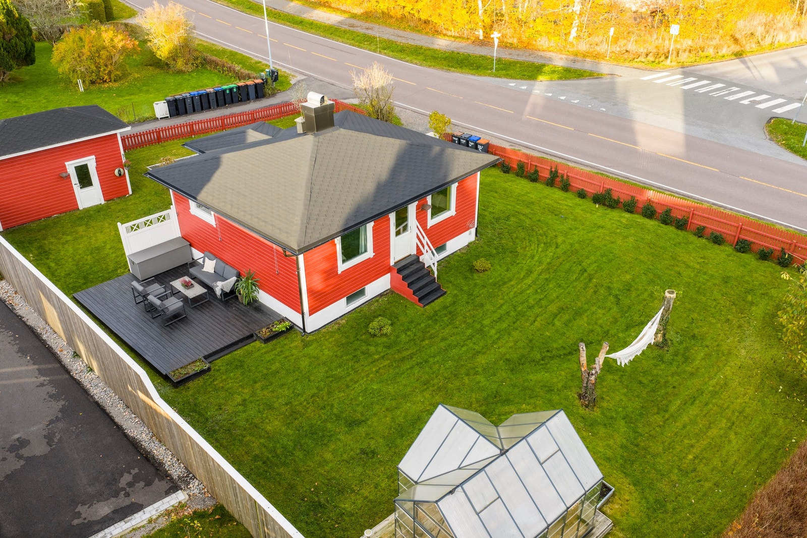 En tomt som gir deg plass til å koble av og nyte fridagene - her har du plass til avkobling, beplantning og lek Galleribilde