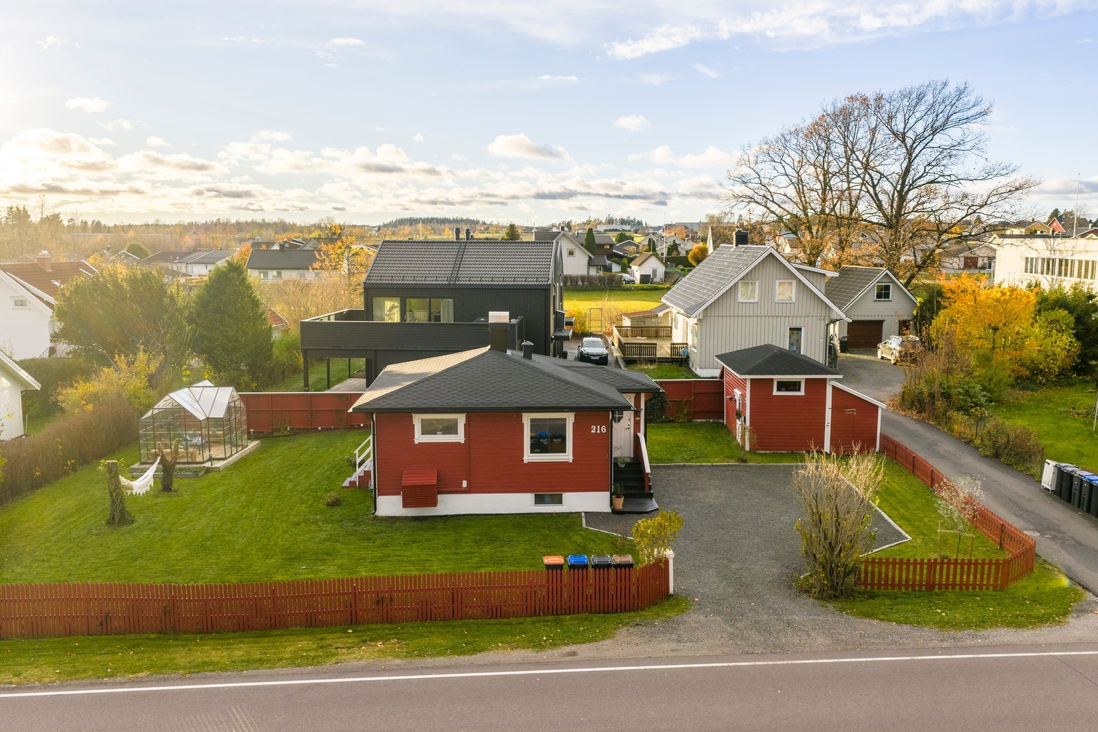 Boligen ligger med kort vei til skoler, barnehager, friluftsområder og sentrum Galleribilde