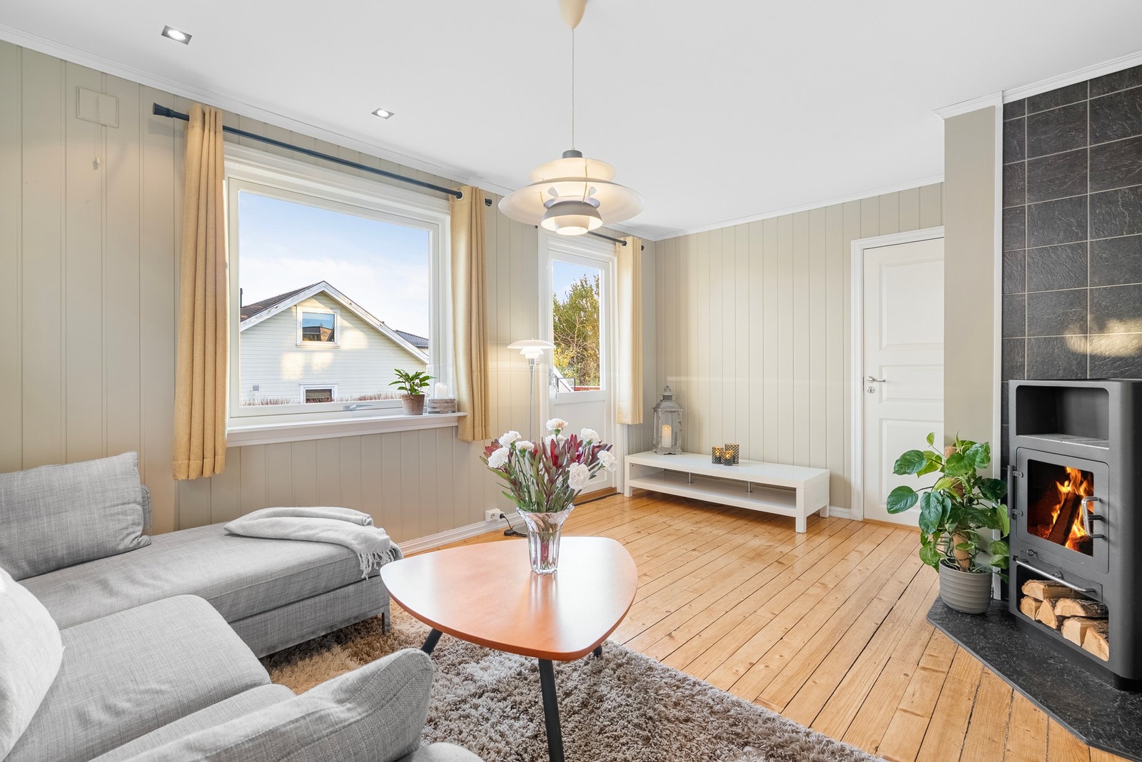 Her har du også godt lysinnslipp fra vindusflater mot hagen, samt utgang til uteplass Galleribilde