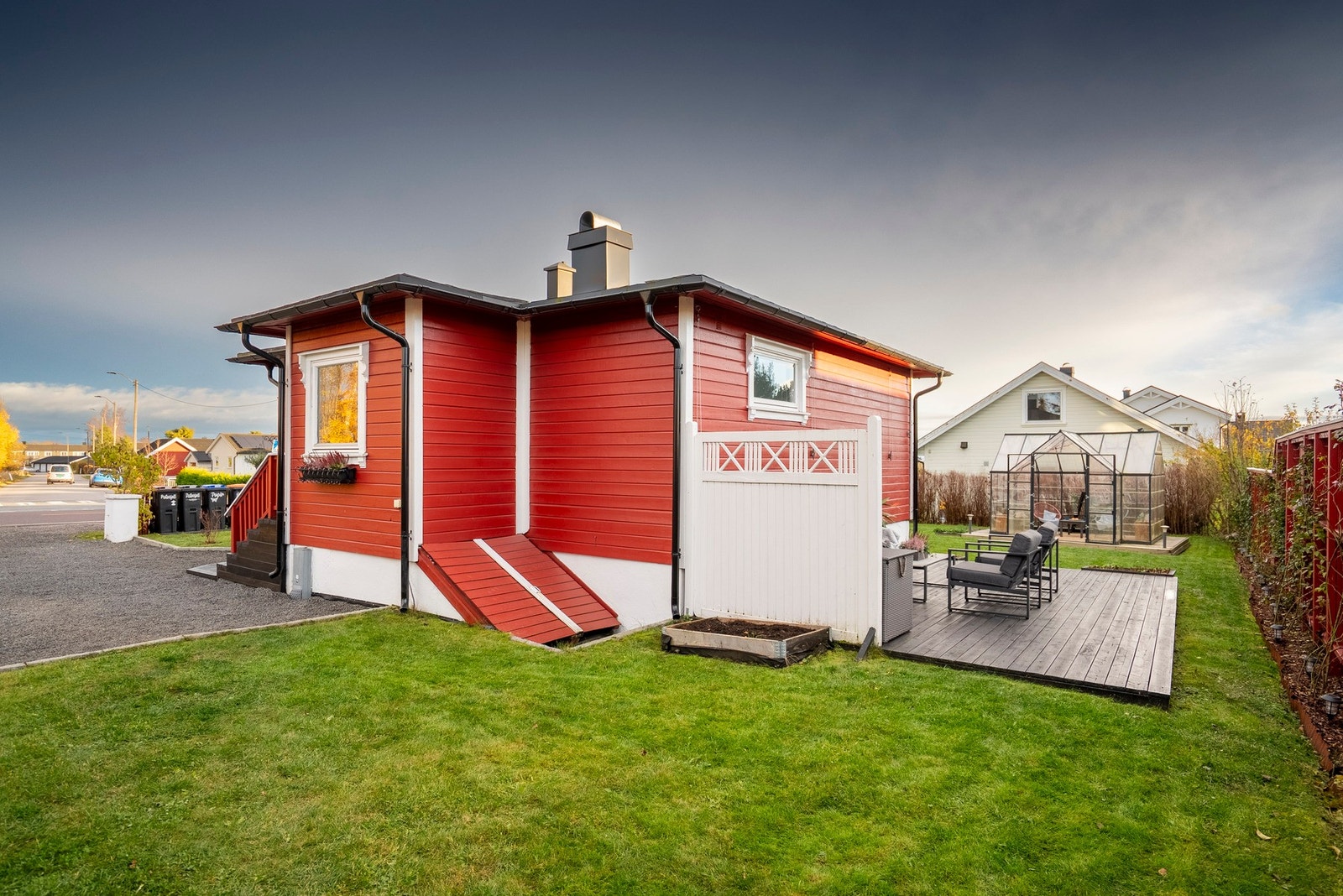 På baksiden av huset har du platting - et lunt og skjermet område hvor du kan nyte sommeren Galleribilde