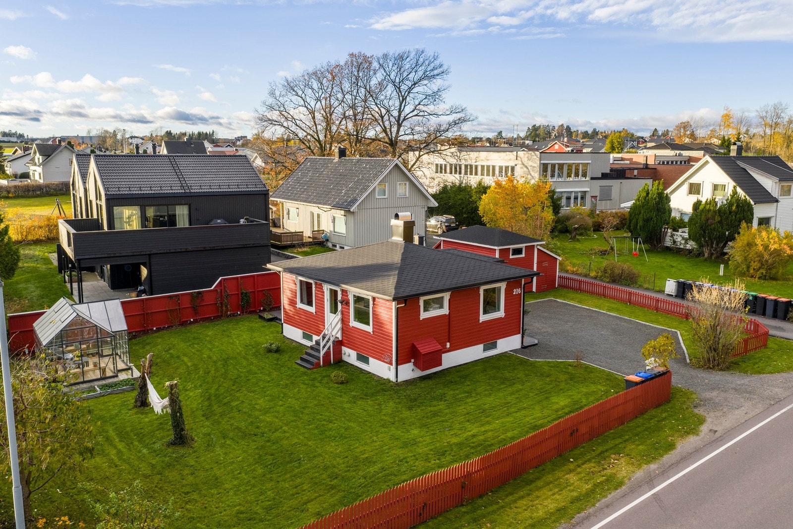 Boligen ligger fint til på en romslig og solrik tomt, pent innrammet med gjerde for trygg og skjermet bruk Galleribilde