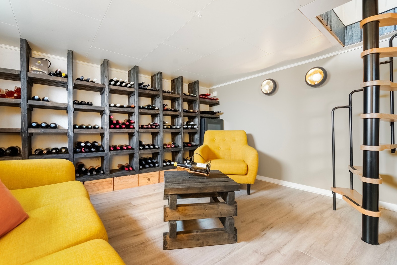 I kjelleren er det etablert bodega Galleribilde