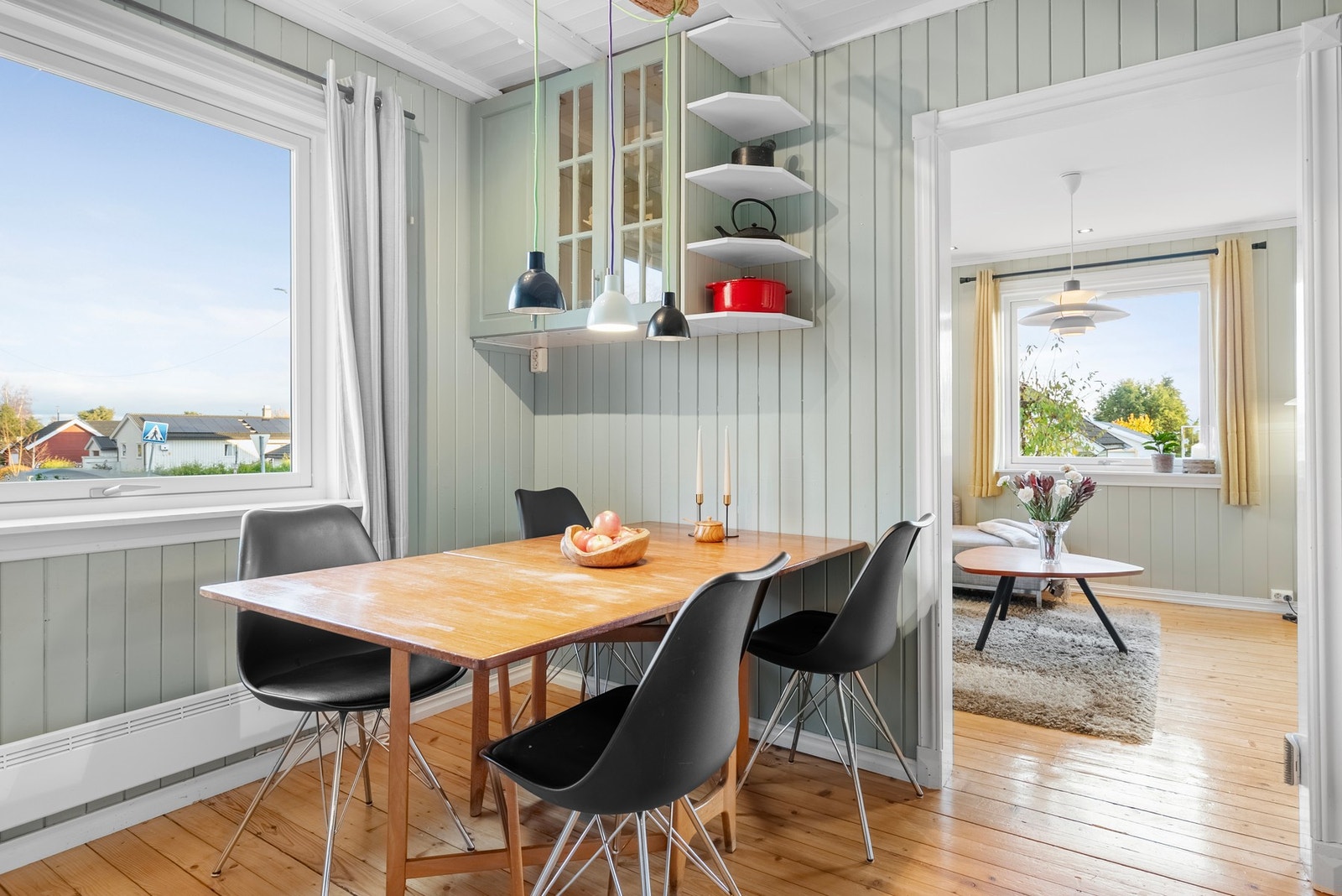 På kjøkkenet har du plass til spisebord - start dagen med en hyggelig frokost Galleribilde