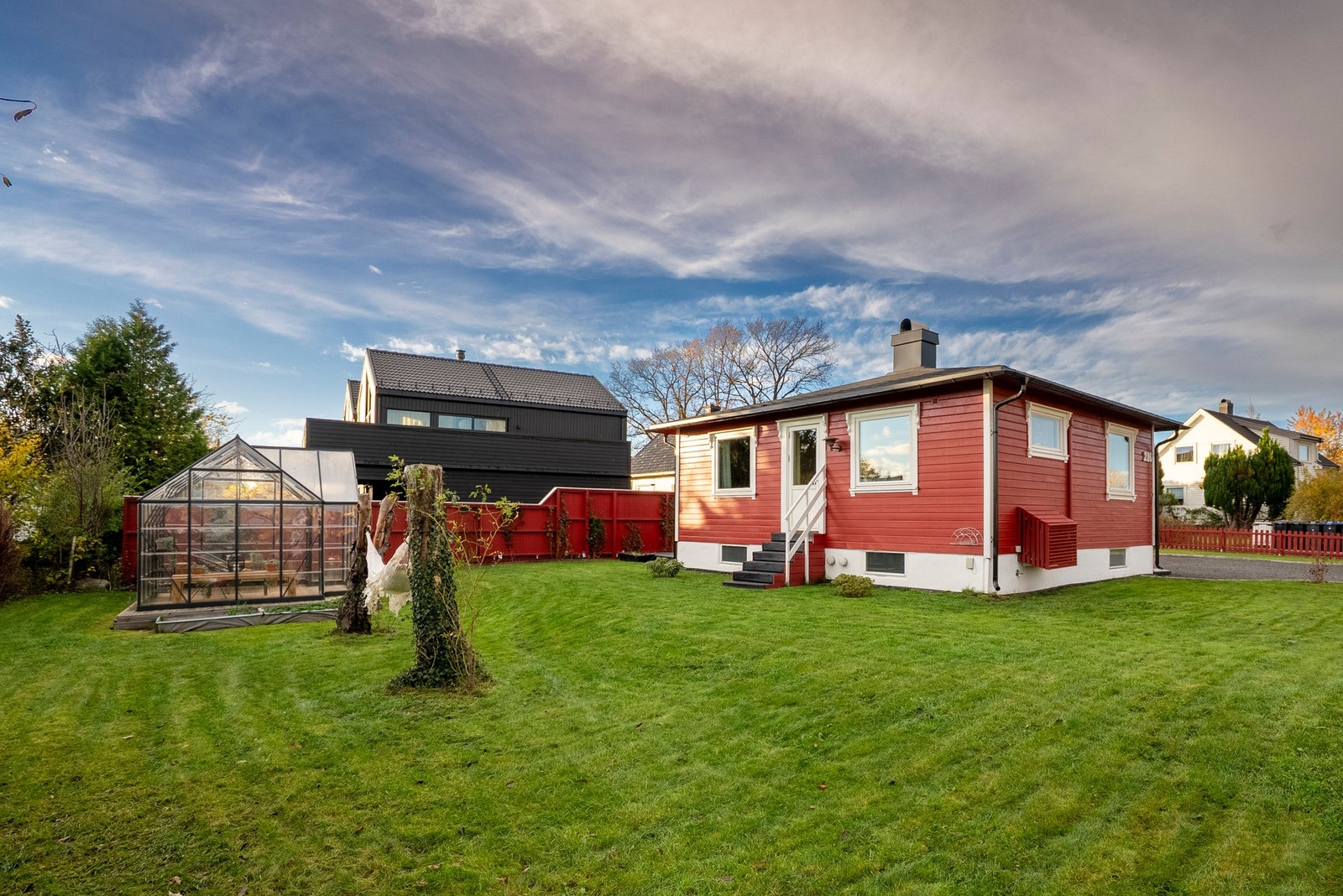Her er det få skritt fra stuen og ut til hagen Galleribilde