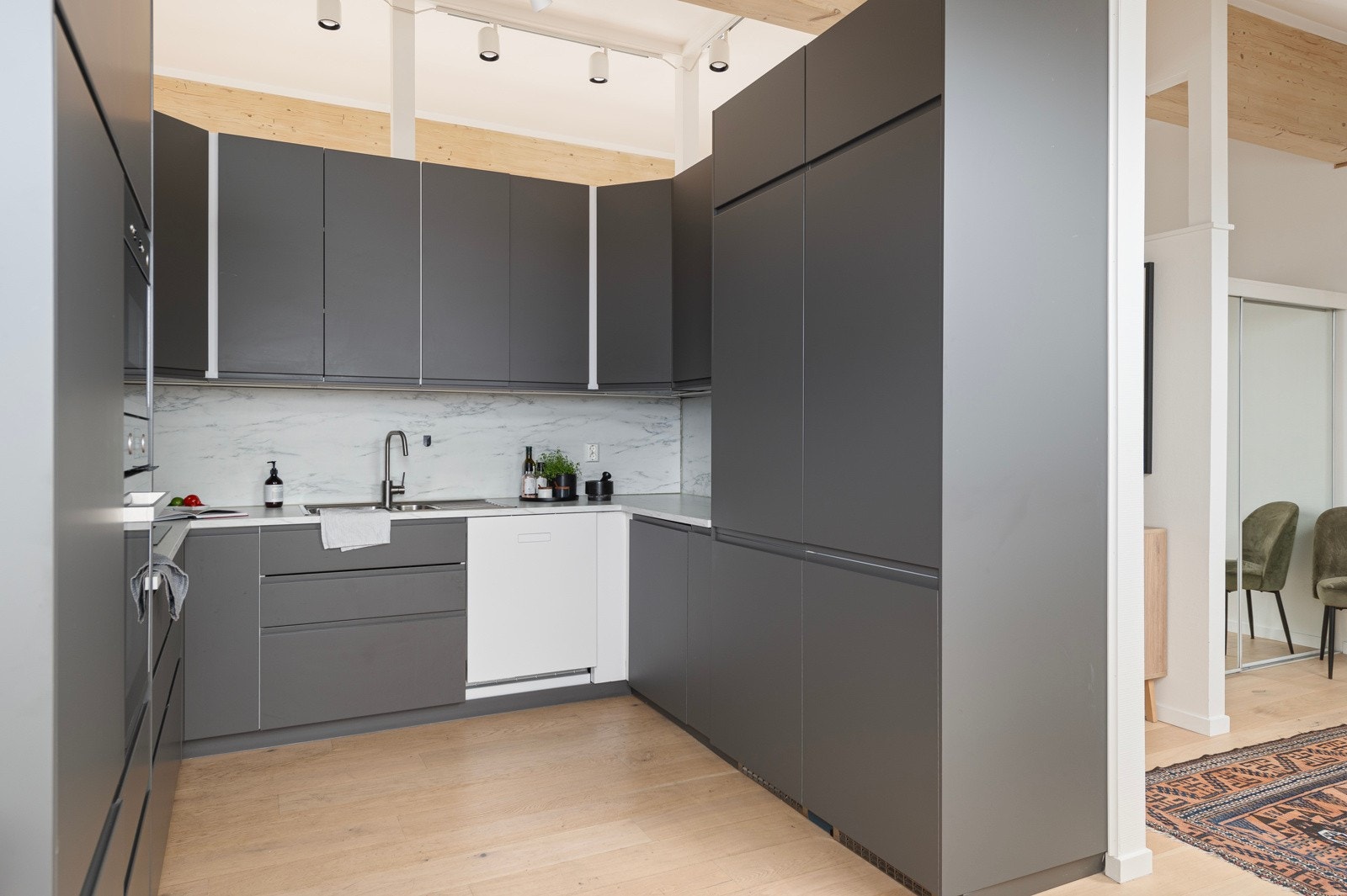 Stort integrert kjøle- og fryseskap Galleribilde