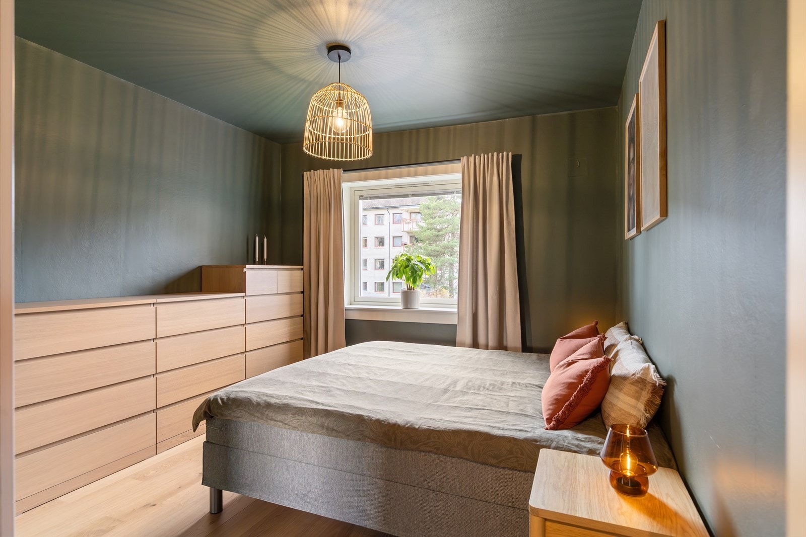 Soverommet er vendt mot rolige fellesområder, som skaper en behagelig atmosfære. Her er det god plass til dobbeltseng og nattbord. Galleribilde