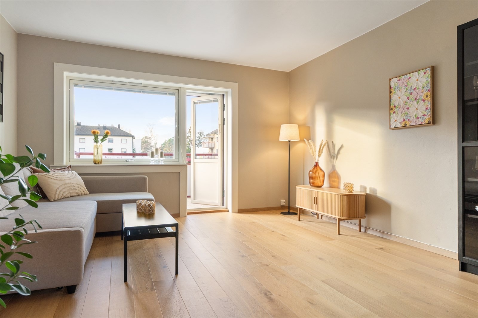 Gulvet er belagt med flott enstavsparkett. Galleribilde