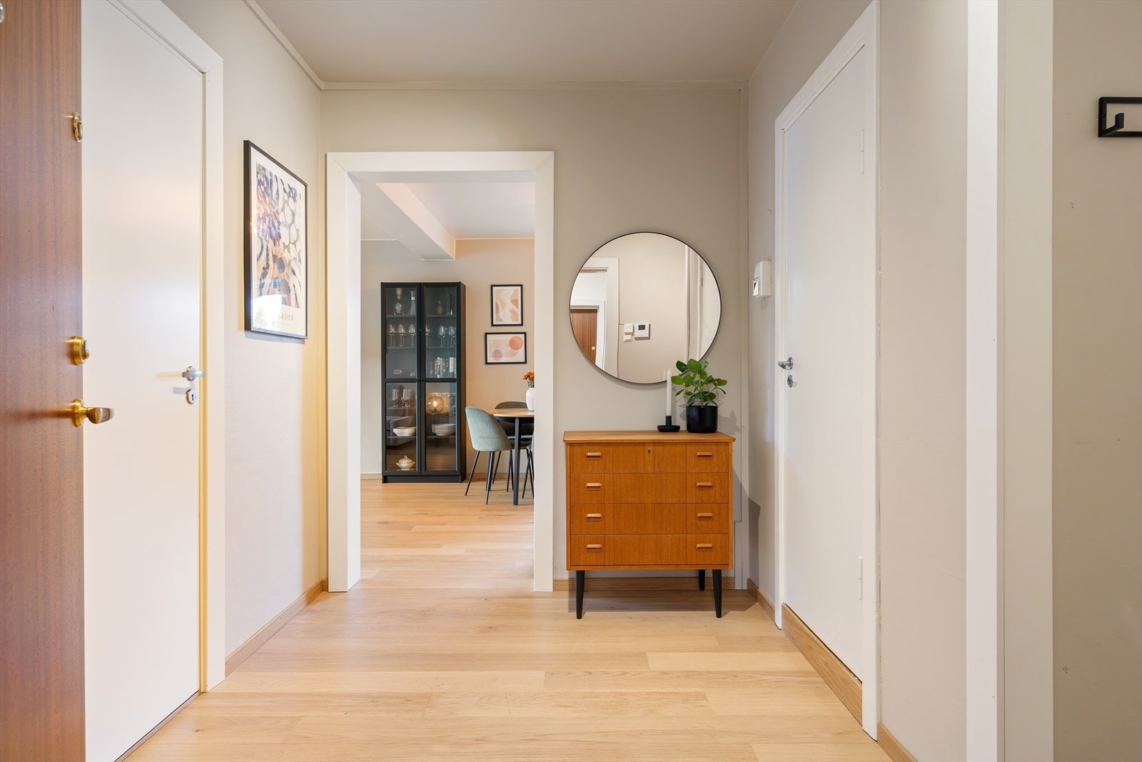 Velkommen inn! Leiligheten har en innbydende entré som skaper et umiddelbart godt førsteinntrykk. Galleribilde