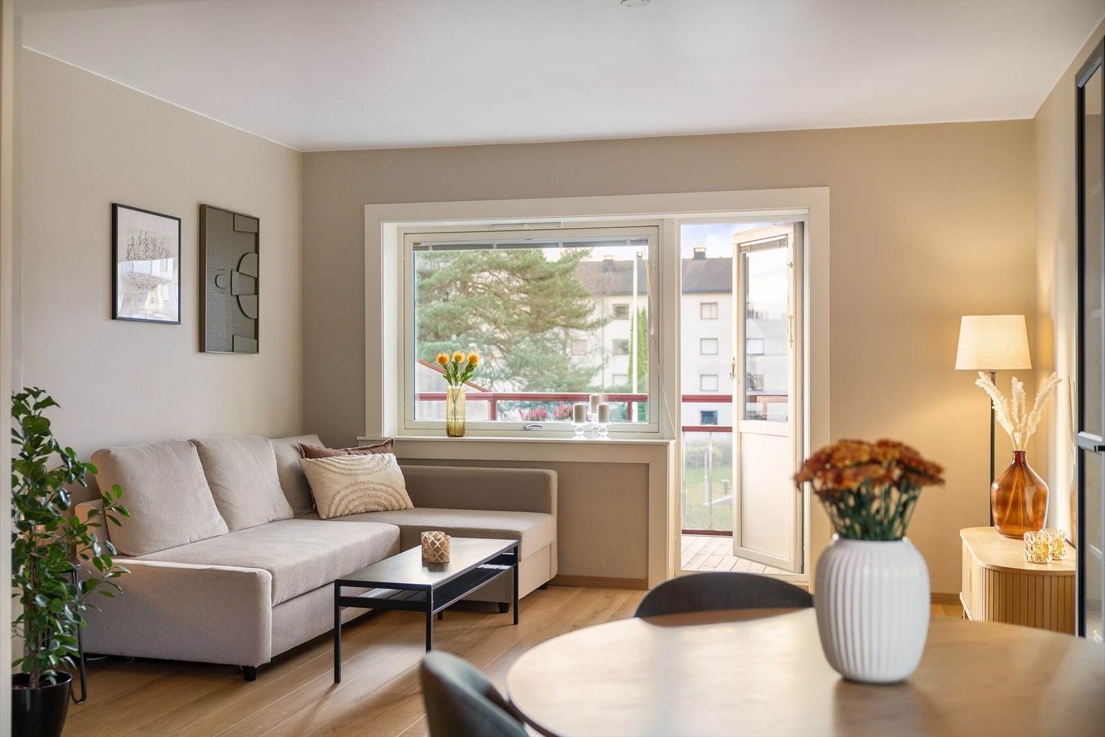 Nordvik Nydalen v/Sander O. Berntsen ønsker velkommen til en lys og gjennomgående 2-roms leilighet med åpen stue og kjøkkenløsning i et rolig og attraktivt område på Lambertseter/Karlsrud. Foto: Pontus Holmenäs Galleribilde