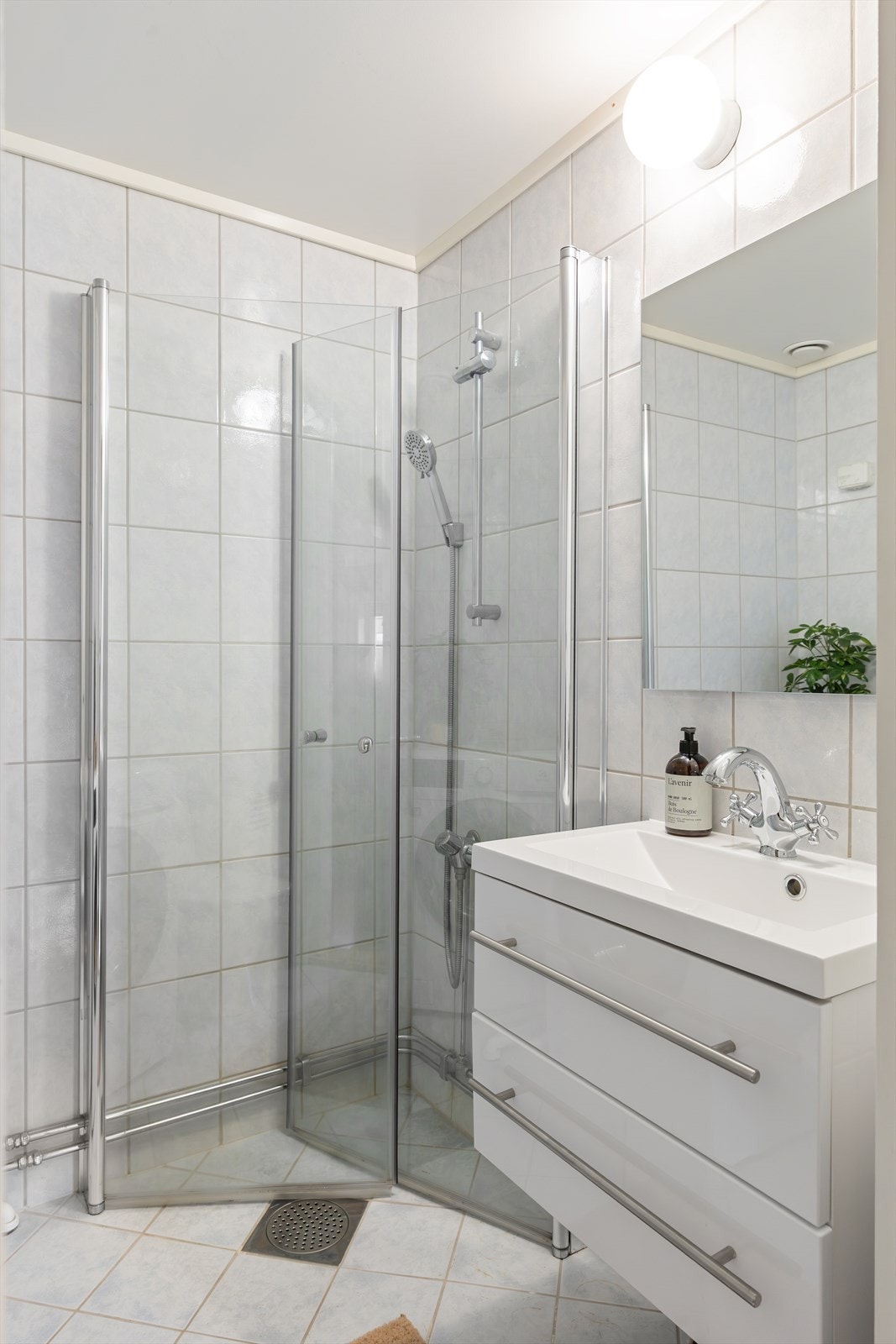 Bad med flislagte vegger og gulv med varmekabler som gir en behagelig temperatur. Badet er fra 2004-2006 da det ble modernisert av borettslaget. Galleribilde