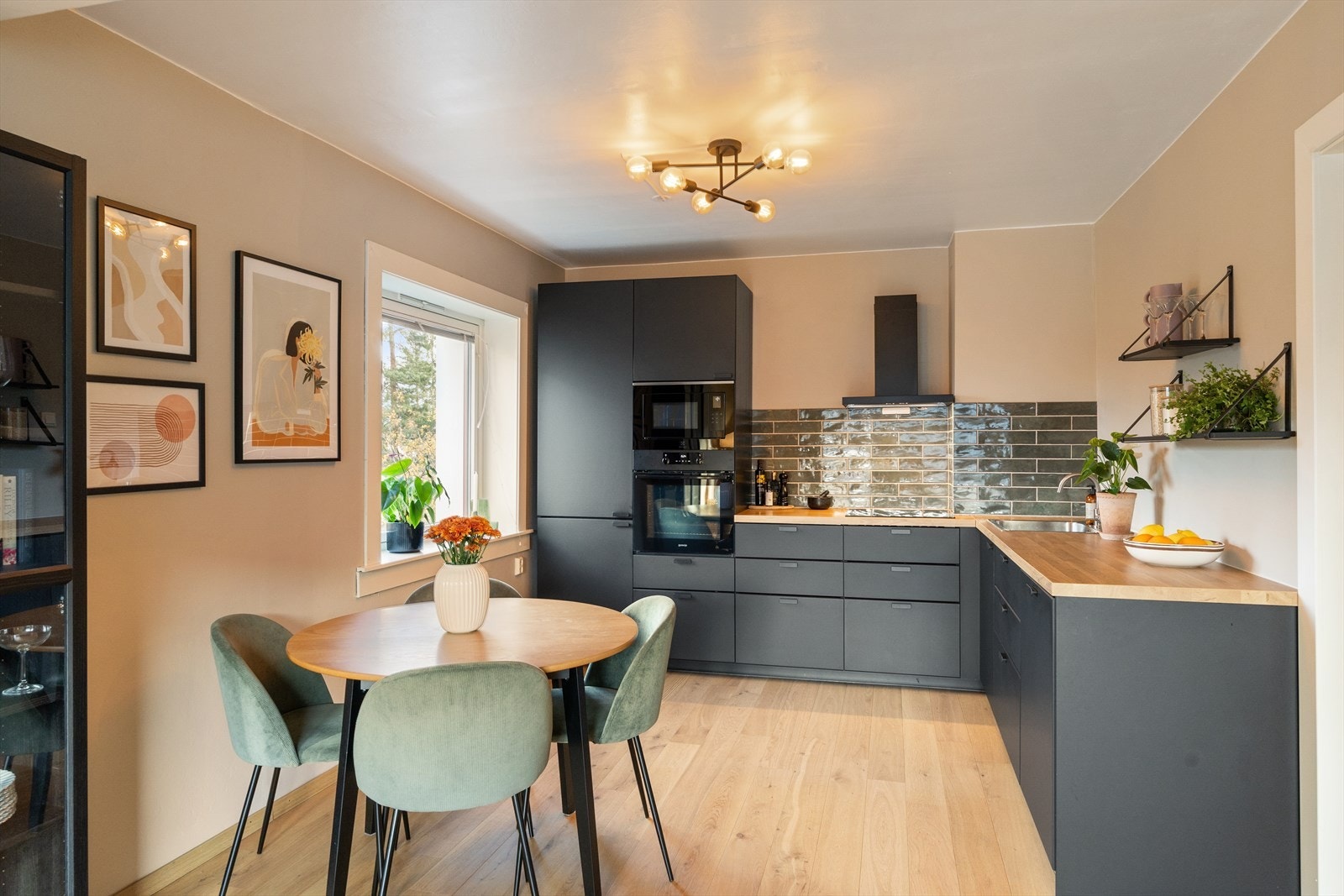 Kjøkkeninnredning er fra IKEA(2022) og har glatte fronter med god skap og benkeplass. Galleribilde