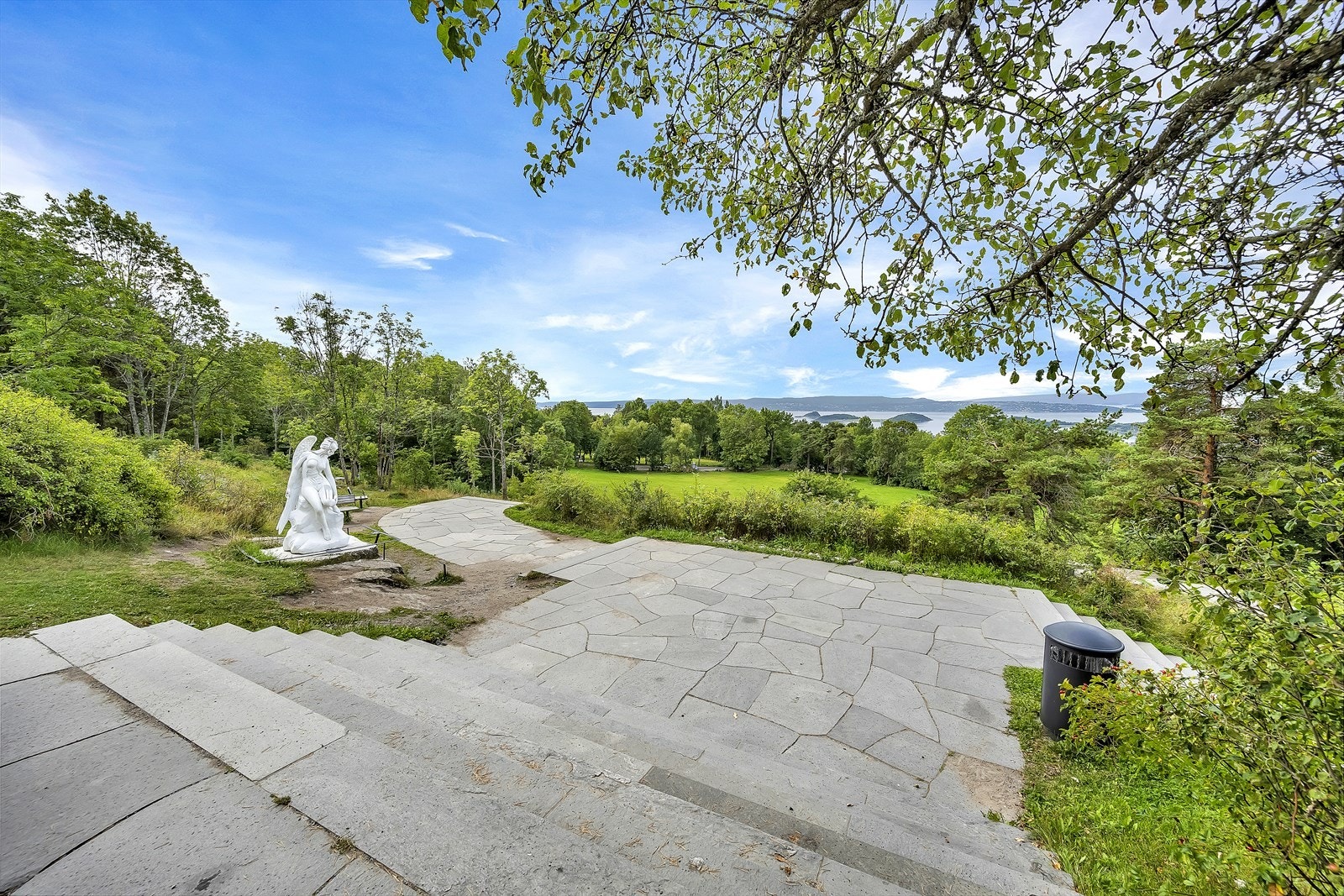 Flotte turmuligheter på Ekeberg med kunst, flott utsikt og Ekeberg gård. Galleribilde