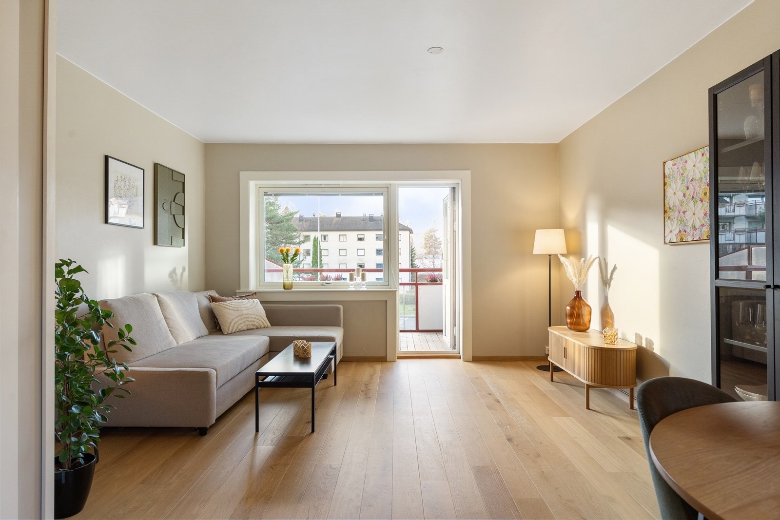 Den lyse og luftige stuen har store vindusflater som slipper inn rikelig med naturlig lys. Galleribilde