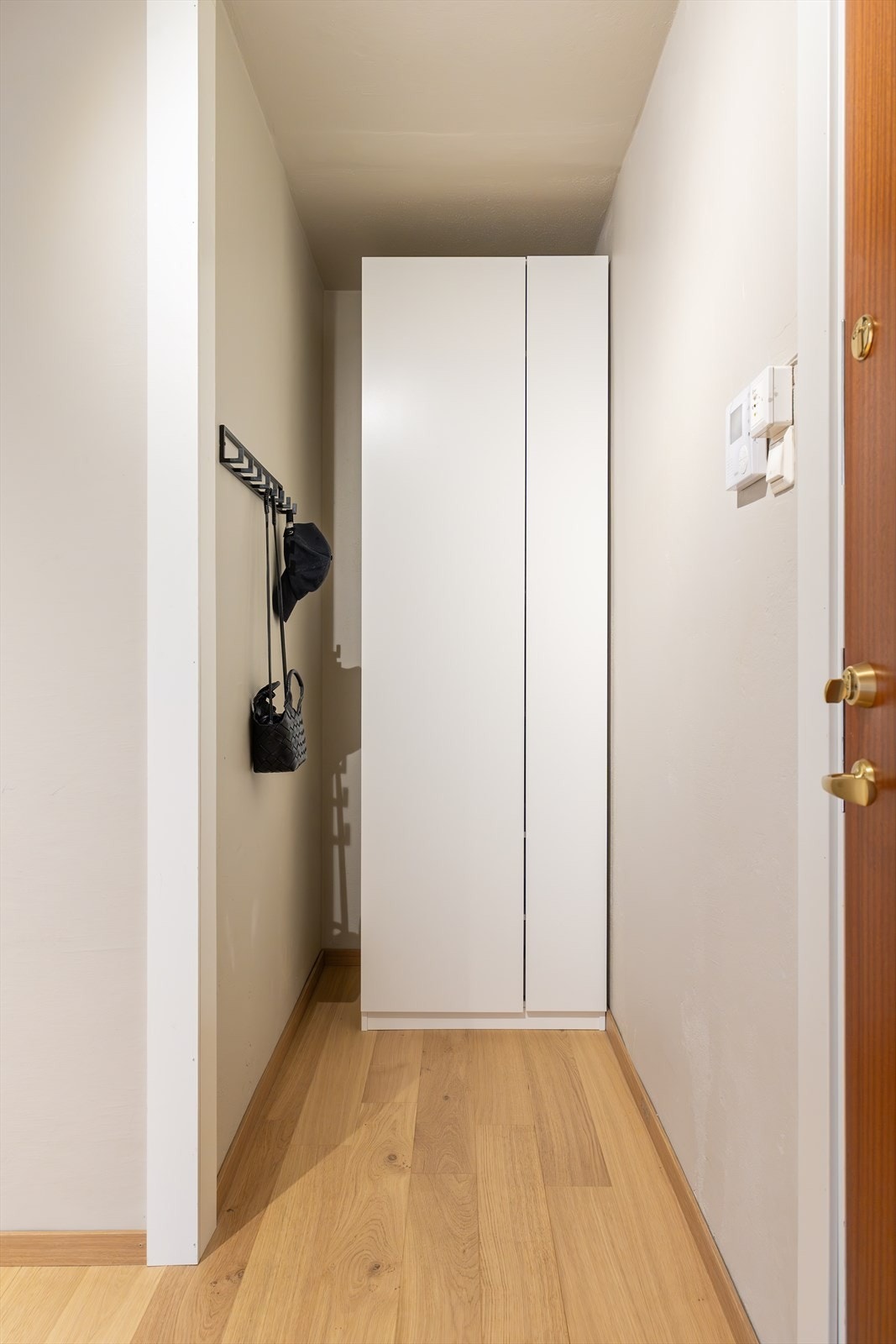 Inngangspartiet har en egen nisje slik at du enkelt henge i fra deg yttertøy. Galleribilde