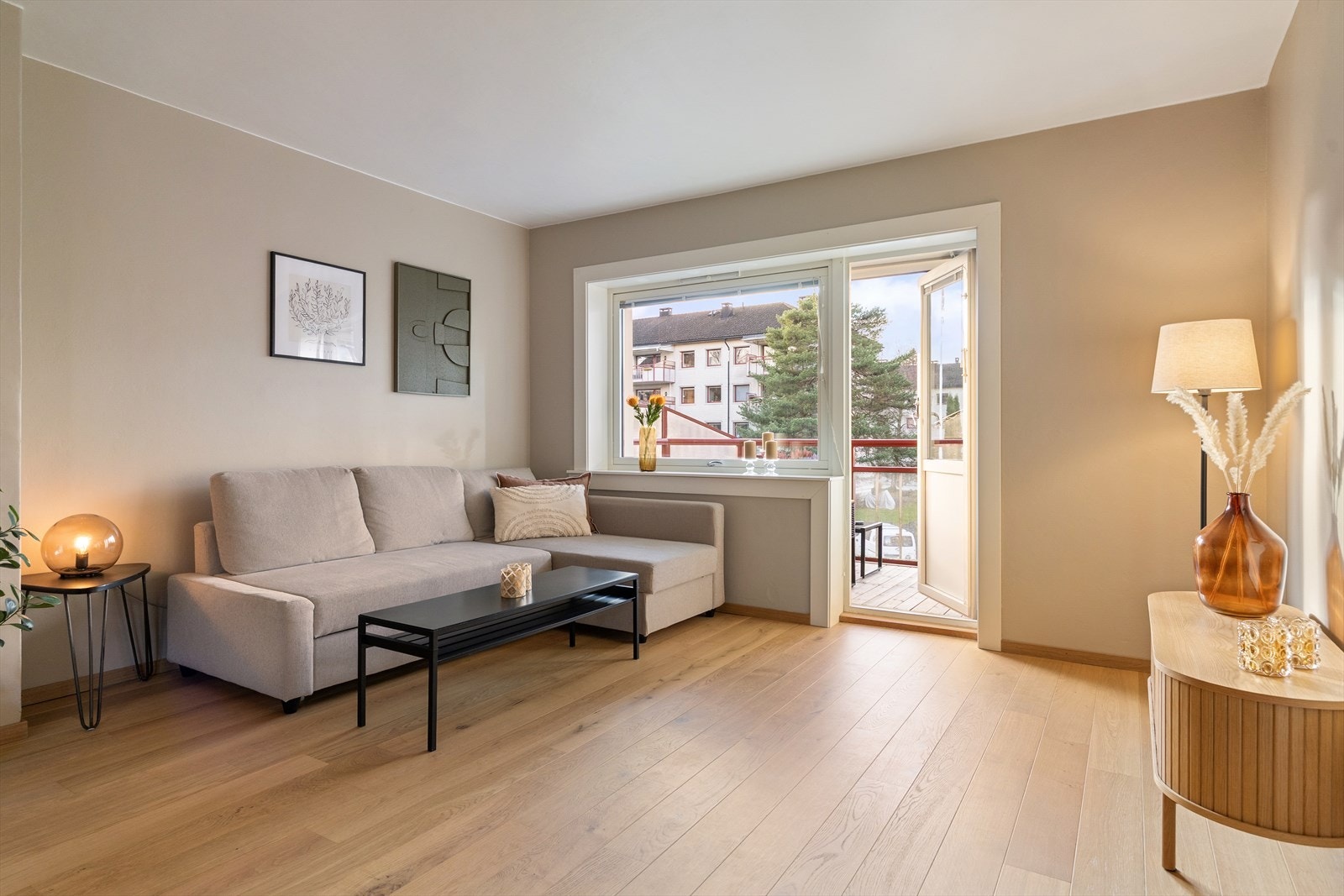 Stuen har god plass til sofagruppe og spisebord, med fleksible møbleringsmuligheter. Galleribilde