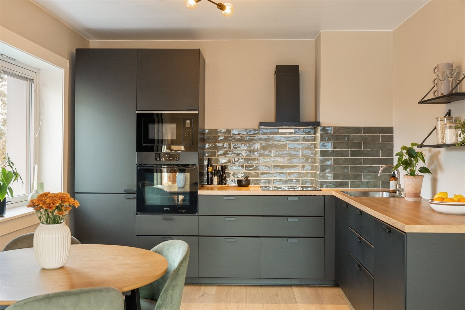 Videre er det Integrert platetopp, oppvaskmaskin, stekeovn, mikro og kjøle-/fryseskap. Galleribilde