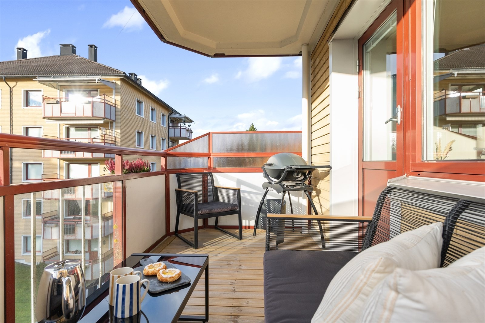 I vår- og sommerhalvåret blir balkongen en naturlig forlengelse av stuen, perfekt for hyggelige stunder med familie og venner Galleribilde